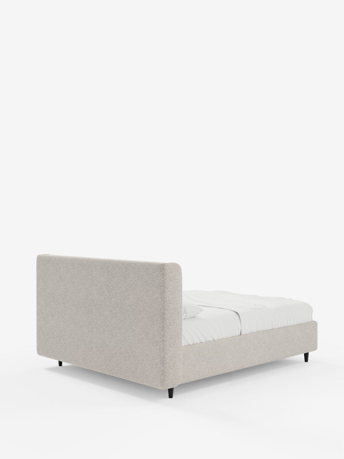 Il letto di design VALKIRIA con contenitore e testiera avvolgente di Letti.store presenta una struttura imbottita color beige con una testiera alta e rettangolare e una pediera bassa, entrambe sostenute da corte gambe nere. Caratterizzato da un design contemporaneo, questo letto è abbinato a biancheria da letto bianca su uno sfondo bianco a tinta unita. L’immagine mette in risalto il lato sinistro e la parte dei piedi del letto, evidenziandone i due cuscini imbottiti e il tessuto certificato Oeko-Tex®.