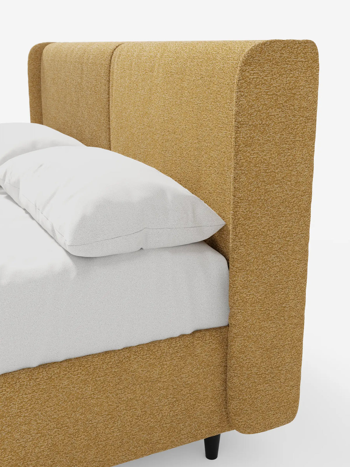 VALKIRIA, letto di design con contenitore e testiera avvolgente, presenta una testiera alta e avvolgente in tessuto giallo senape testurizzato, con due cuscini bianchi su biancheria da letto bianca, poggiato su corte gambe nere su uno sfondo bianco a tinta unita.