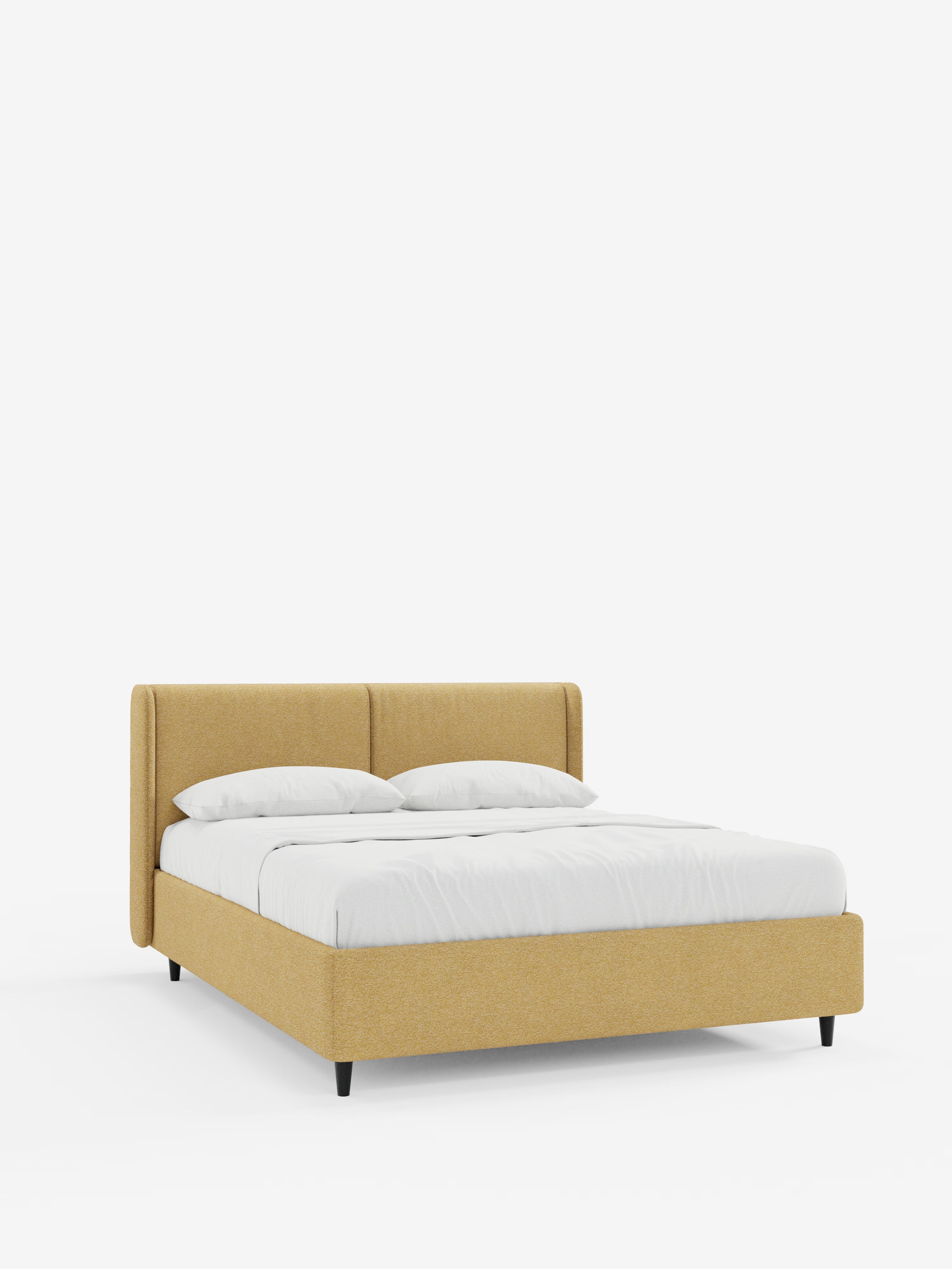 Il letto di design VALKIRIA con contenitore e testiera avvolgente di Letti.store è un moderno letto contenitore caratterizzato da una struttura e una testiera rivestite in tessuto marrone chiaro certificato Oeko-Tex®, con due morbidi cuscini, gambe basse nere e biancheria da letto e cuscini bianchi disposti con cura, il tutto in risalto su uno sfondo bianco a tinta unita.