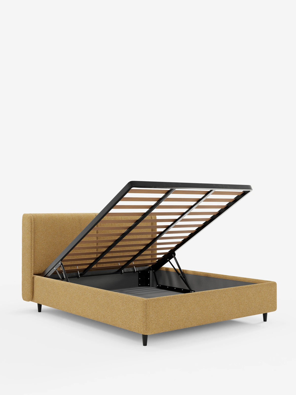 Un moderno letto di design VALKIRIA con vano contenitore e testiera avvolgente in tessuto giallo senape, caratterizzato da una rete a doghe sollevata che rivela lo spazio contenitivo, una testiera curva e sottili gambe scure.