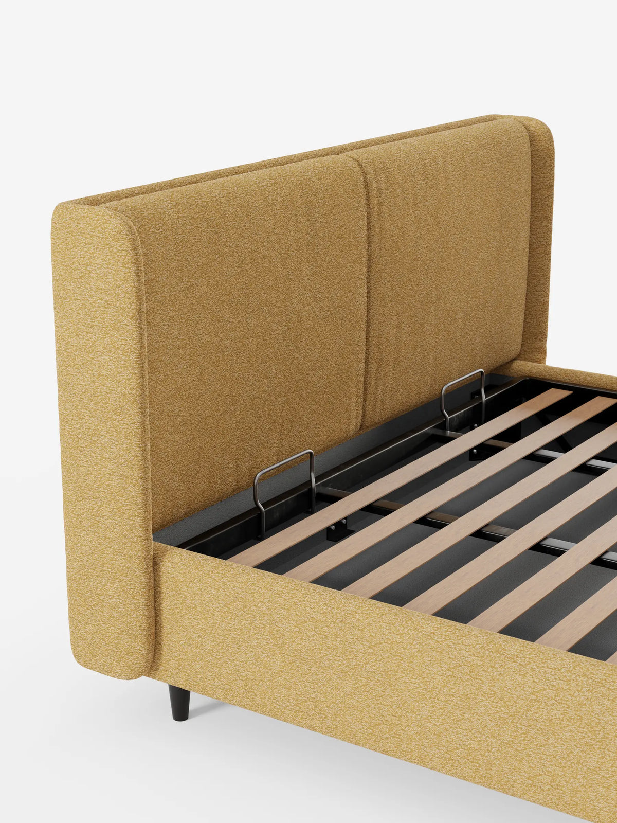 VALKIRIA, letto di design con contenitore e testiera avvolgente in giallo senape, presenta una testiera alta e avvolgente con due pannelli imbottiti, una base aperta con rete a doghe in legno e un vano contenitore scuro su sfondo bianco.