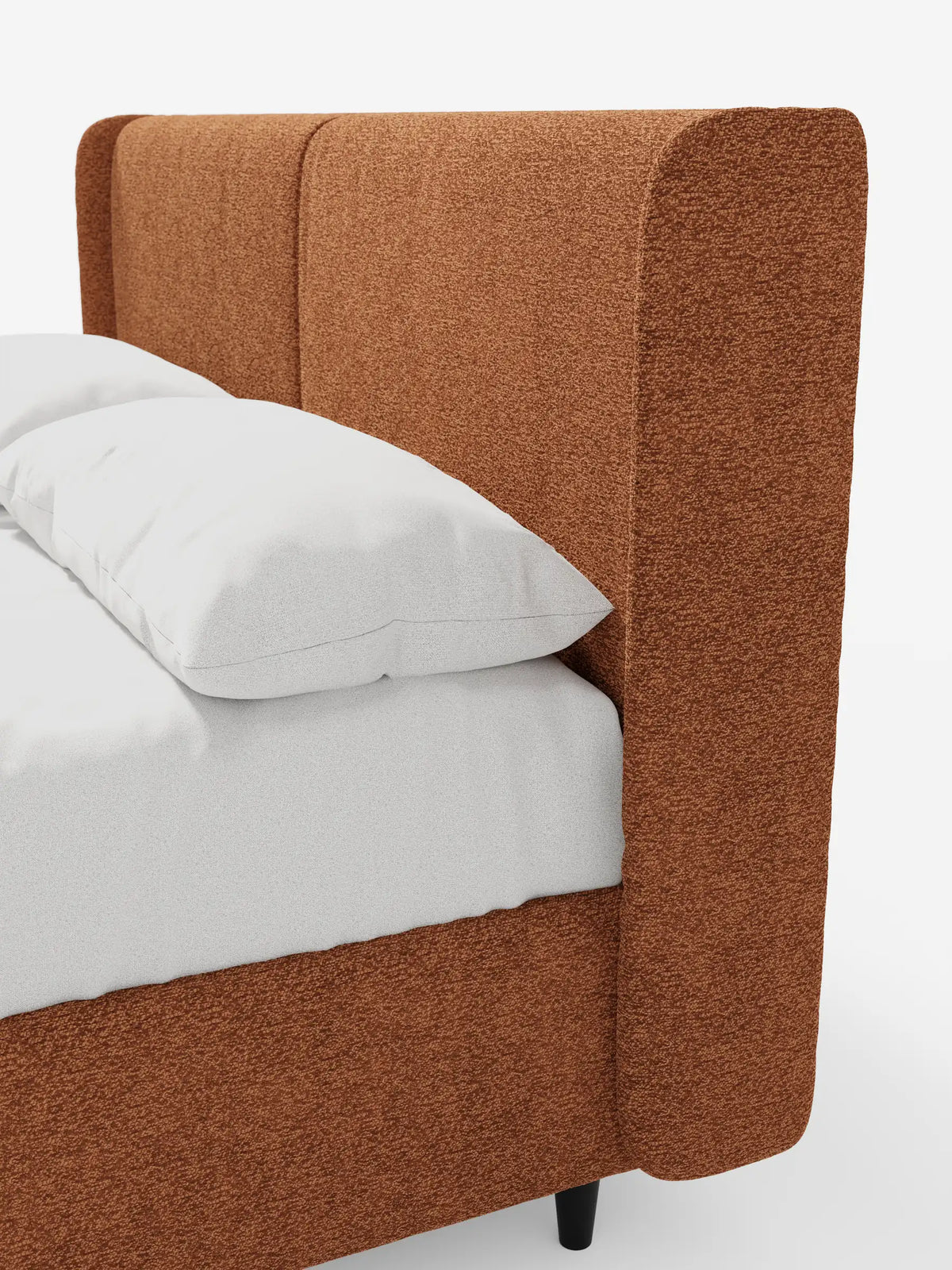 Il letto di design VALKIRIA con contenitore e testiera avvolgente è un letto moderno caratterizzato da una struttura dalla texture particolare color ruggine, una testiera avvolgente, due morbidi cuscini bianchi su biancheria da letto bianca e gambe corte e scure che risaltano sullo sfondo bianco.