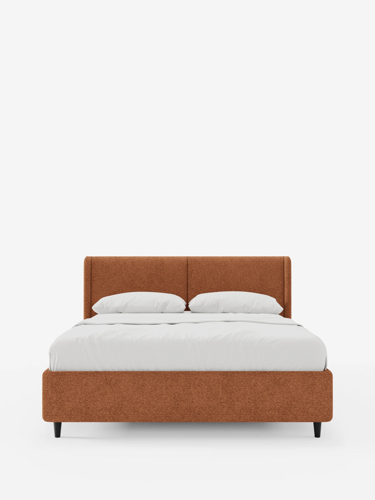 VALKIRIA, letto di design con contenitore e testiera avvolgente, è un letto contemporaneo realizzato in tessuto testurizzato color ruggine, con testiera curva, lenzuola bianche, due morbidi cuscini e sottili gambe nere su sfondo bianco.