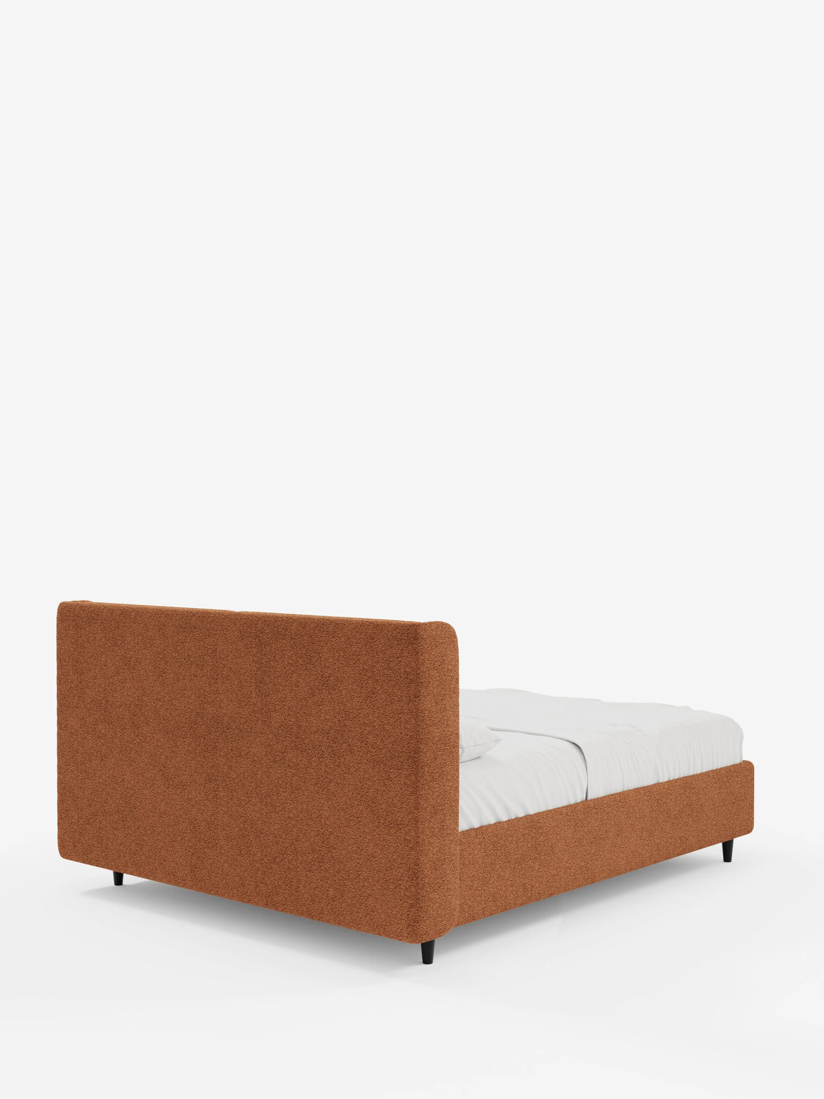 VALKIRIA, letto di design con contenitore e testiera avvolgente, caratterizzata da una testiera alta e ricurva che avvolge il letto, rivestita in tessuto testurizzato color ruggine su fondo bianco, poggiante su piedini neri corti e con biancheria da letto bianca.