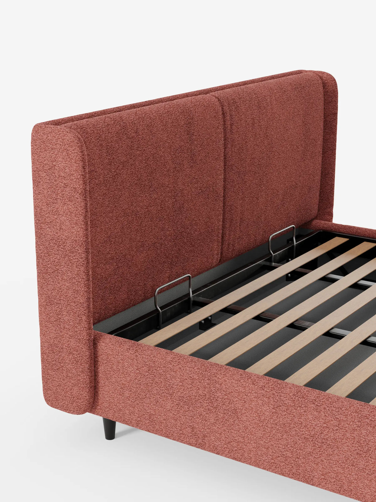 VALKIRIA, letto di design con contenitore e testiera avvolgente, caratterizzato da un'alta testiera avvolgente rivestita in tessuto testurizzato color terracotta, con una base a doghe in legno che spicca su uno sfondo bianco a tinta unita.