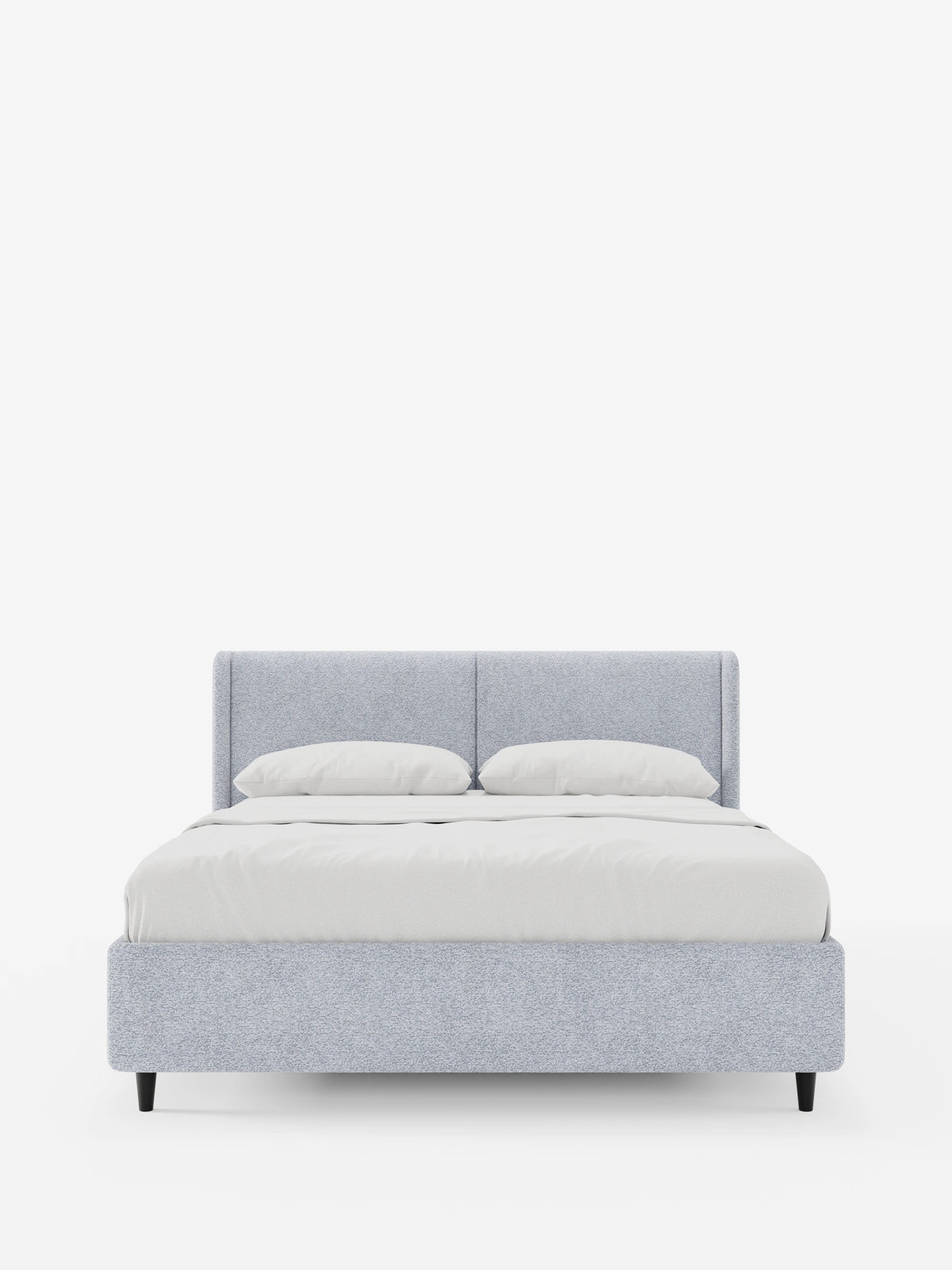 A VALKIRIA, letto di design con contenitore e testiera avvolgente, caratterizzato da una struttura imbottita grigio chiaro con finitura testurizzata e testiera curva, due cuscini bianchi e biancheria da letto bianca, su gambe corte, scure e affusolate.
