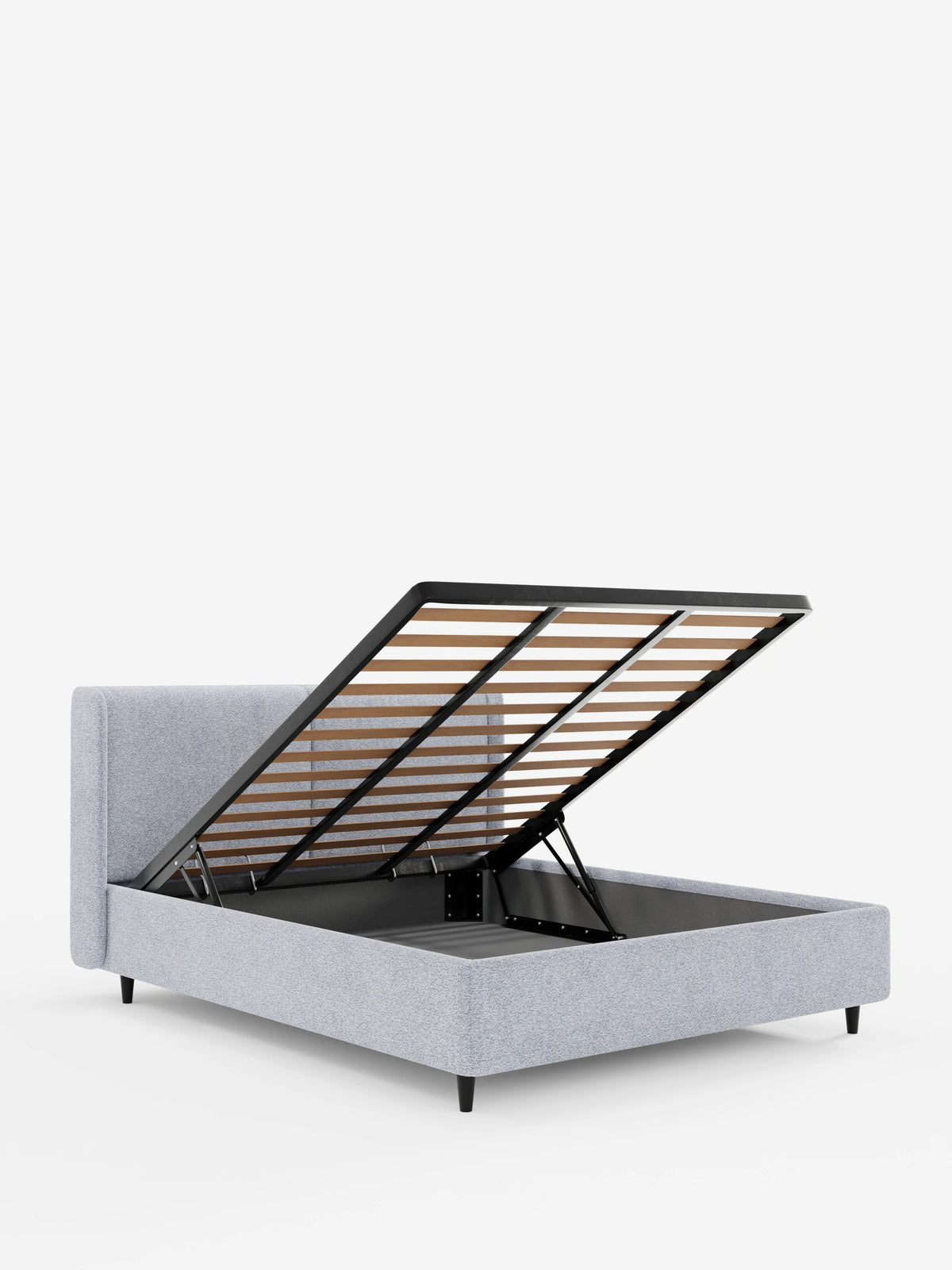A VALKIRIA: letto di design con contenitore e testiera avvolgente in tessuto grigio, dai bordi arrotondati e con piedini scuri, raffigurato con la rete a doghe sollevata per mostrare lo spazio interno su sfondo bianco.