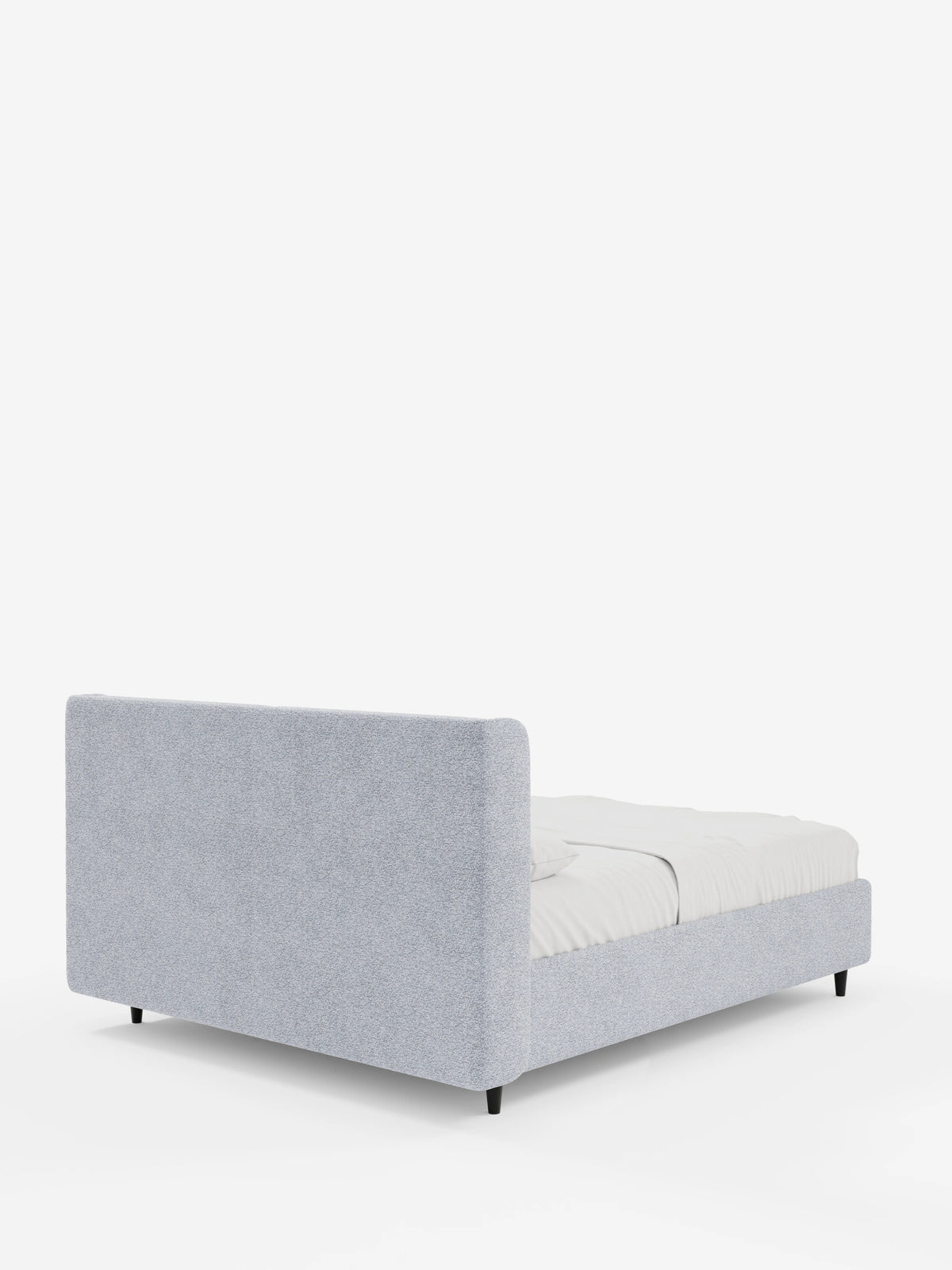Il letto di design VALKIRIA con contenitore e testiera avvolgente è un letto imbottito di colore grigio chiaro con una testiera alta e avvolgente, caratterizzato da un tessuto a trama, semplici gambe nere e biancheria da letto bianca con due cuscini su sfondo bianco.