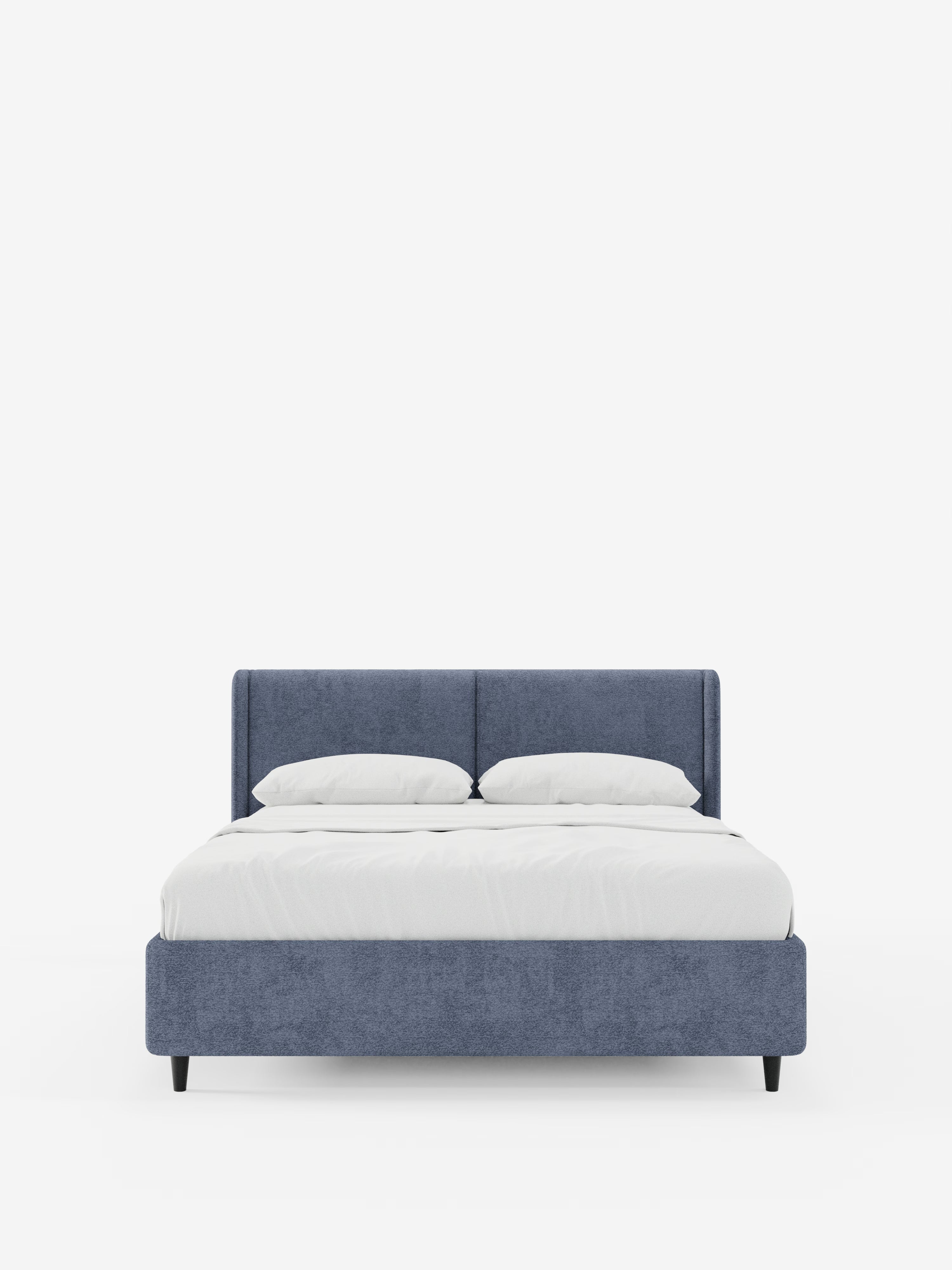 Il letto di design VALKIRIA con contenitore e testiera avvolgente di Letti.store presenta una struttura e una testiera rivestite in tessuto blu certificato Oeko-Tex®, due cuscini imbottiti bianchi e un piumone bianco ben rifinito, il tutto su uno sfondo bianco a tinta unita che conferisce al letto un’elegante estetica di design contemporaneo.