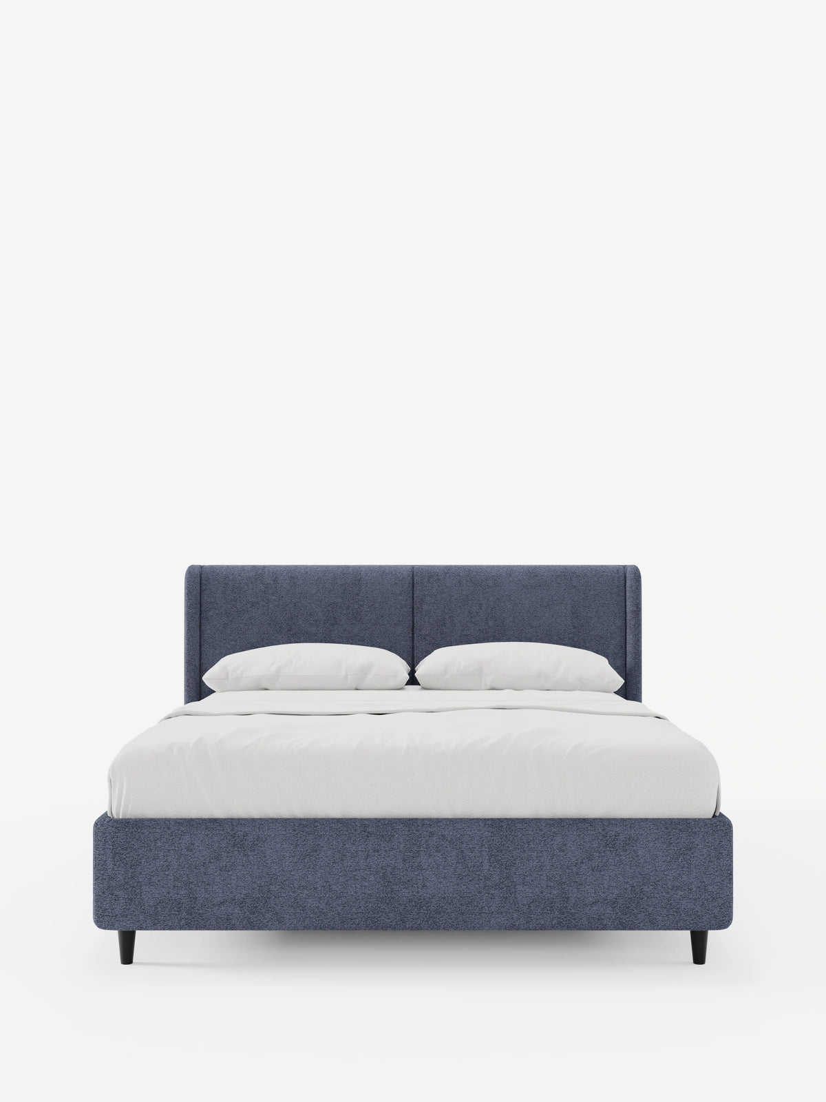 VALKIRIA, letto di design con contenitore e testiera avvolgente, caratterizzato da una struttura in tessuto blu scuro, testiera avvolgente trapuntata, biancheria da letto bianca e sottili gambe nere su uno sfondo bianco a tinta unita.