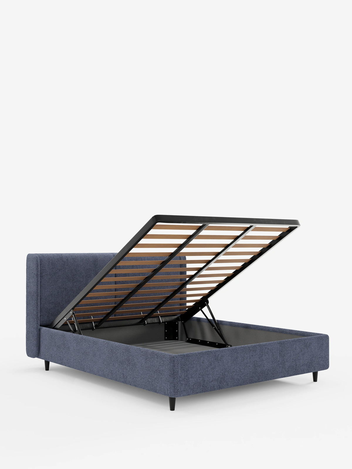 Il letto di design VALKIRIA con contenitore e testiera avvolgente è un letto contemporaneo imbottito di colore blu, dotato di una base a doghe rialzata con contenitore, di un'alta testiera ricurva e di quattro piccole gambe scure su sfondo bianco.