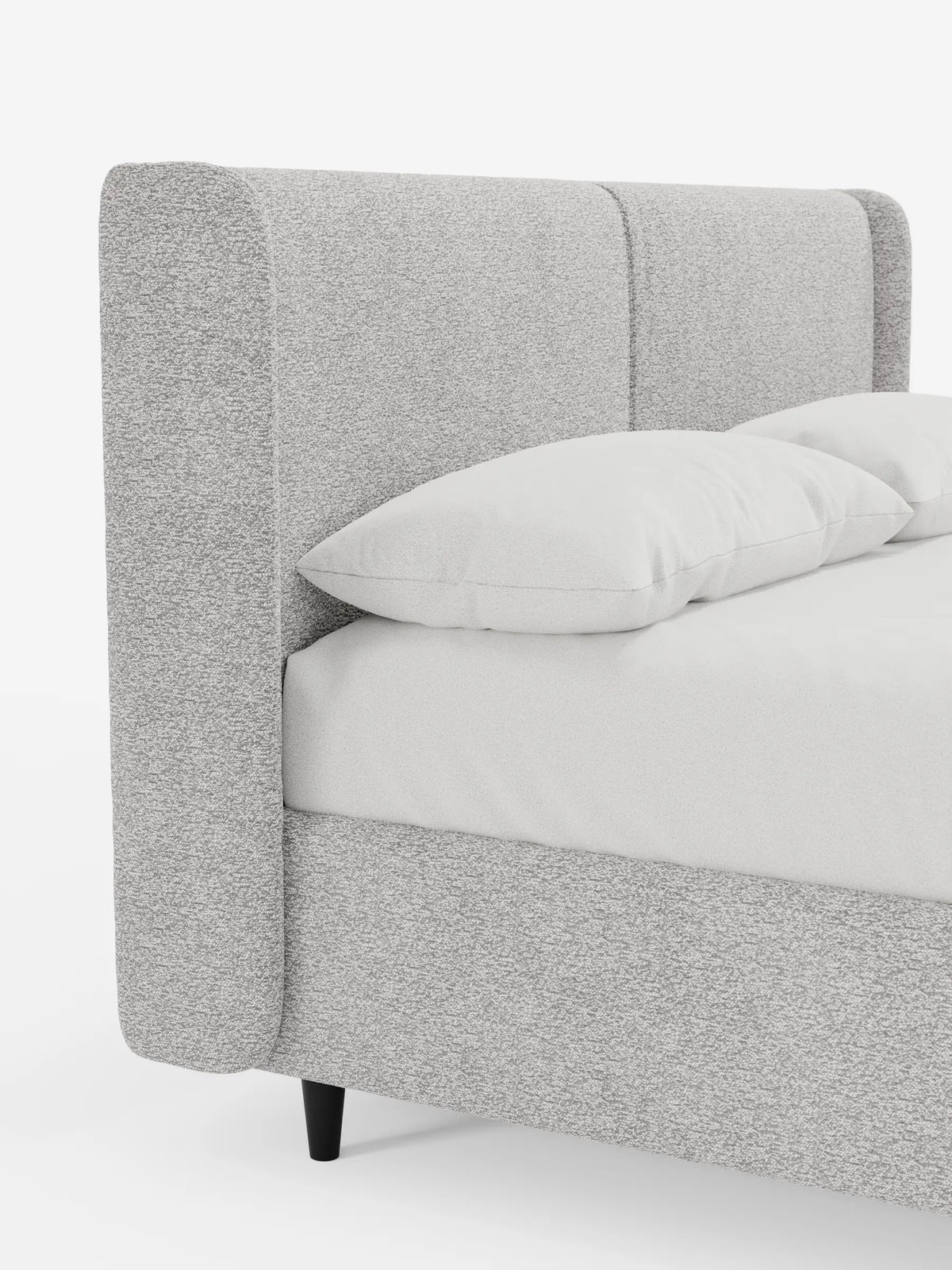 Il letto di design VALKIRIA con contenitore e testiera avvolgente è un letto moderno caratterizzato da un'alta testiera avvolgente di colore grigio chiaro con finitura testurizzata, due morbidi cuscini bianchi, biancheria da letto bianca e piccole gambe cilindriche scure che risaltano sullo sfondo bianco.