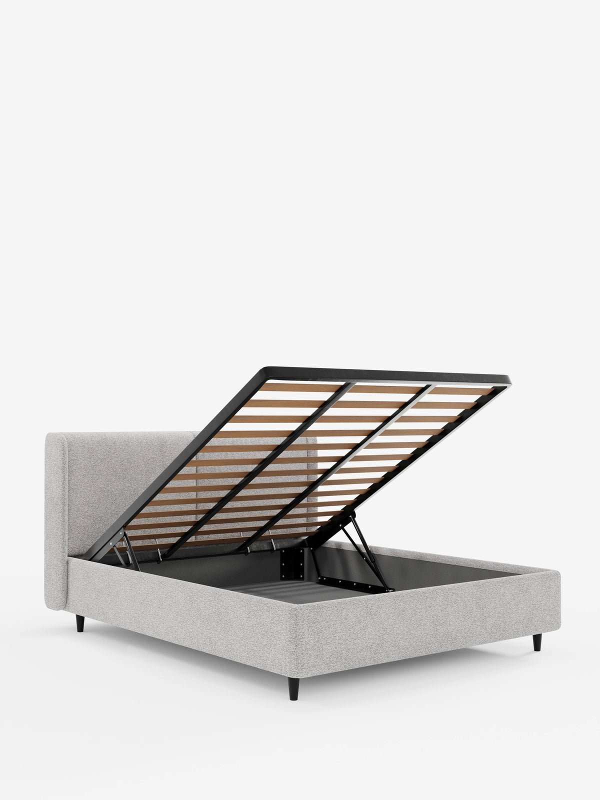 Il letto di design VALKIRIA con vano contenitore e testiera avvolgente è un letto matrimoniale imbottito di colore grigio chiaro con testiera curva, sostenuto da quattro gambe nere, raffigurato con la rete a doghe sollevata per mostrare un vano contenitore vuoto.