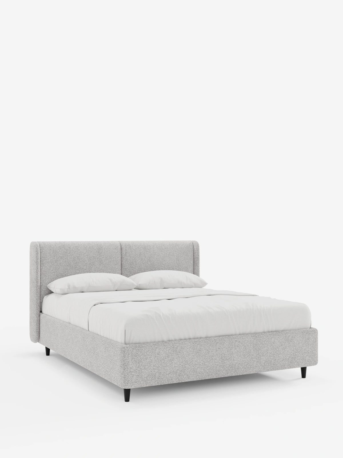 Un letto di design VALKIRIA grigio con contenitore e testiera avvolgente, caratterizzato da un’alta testiera avvolgente con due cuscini imbottiti e lenzuola bianche, poggiato su gambe affusolate scure su uno sfondo bianco.