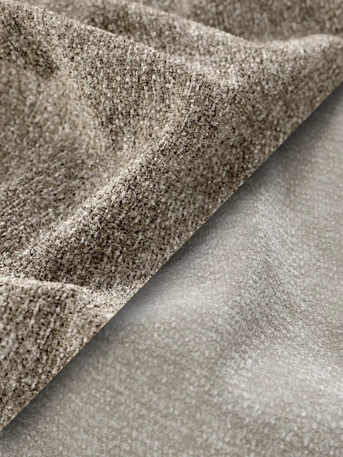 Una vista in sezione diagonale del letto imbottito bicolore VALKIRIA con contenitore mostra due tessuti con texture diverse: una trama beige ruvida e maculata in alto a sinistra e un tessuto liscio, simile al velluto, di colore grigio chiaro in basso a destra.