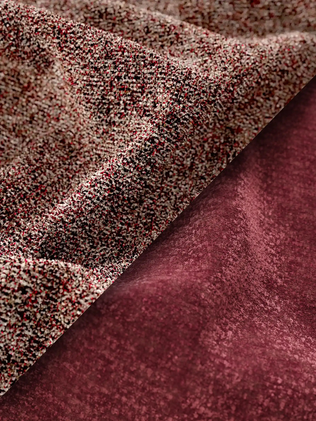 Un primo piano di due tessuti drappeggiati: un tessuto a trama ruvida con macchie rosse, bianche e nere su un velluto liscio color bordeaux intenso, che mette in risalto la raffinata tappezzeria del letto imbottito bicolore con vano contenitore VALKIRIA.