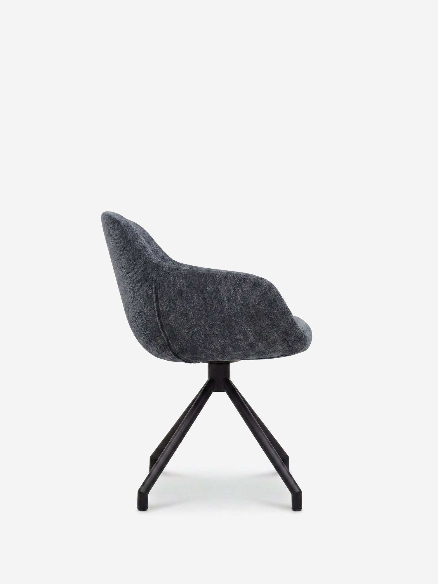 Vico di Divani.Store è una poltrona imbottita dal design contemporaneo, rivestita in morbido tessuto soft-touch OEKO-TEX® grigio scuro, con schienale curvo, braccioli e gambe nere in metallo a treppiede con traversa, su sfondo bianco.