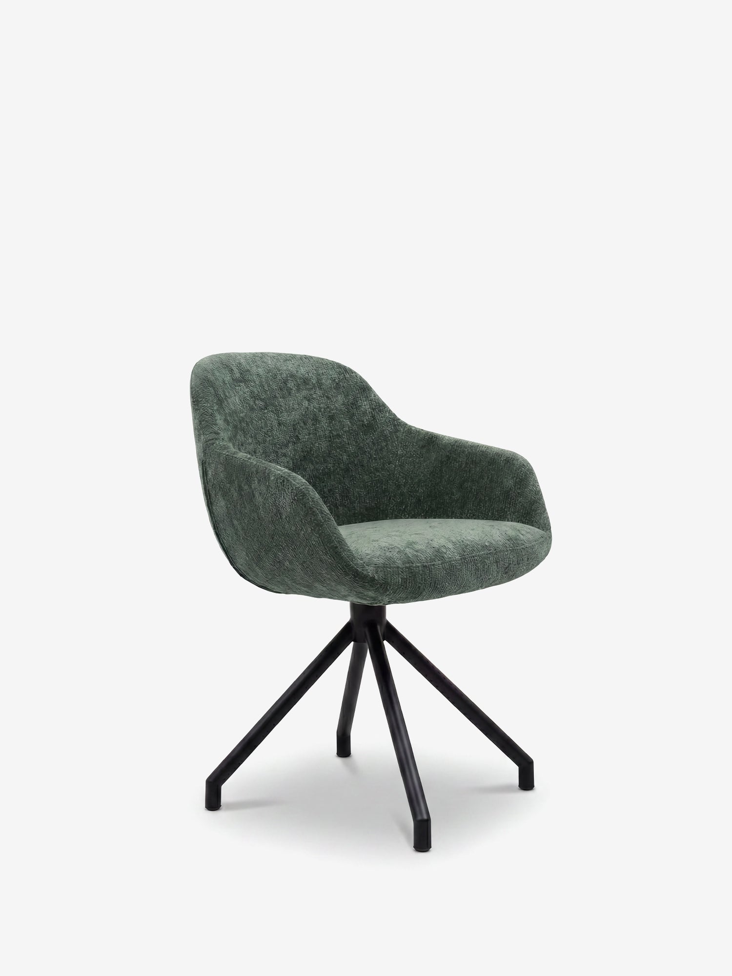 La sedia imbottita Vico di Divani.Store è caratterizzata da un morbido tessuto in ciniglia OEKO-TEX® Green, braccioli ricurvi, uno schienale arrotondato e una base girevole in metallo nero con quattro gambe angolate, che conferiscono uno stile contemporaneo su uno sfondo bianco a tinta unita.