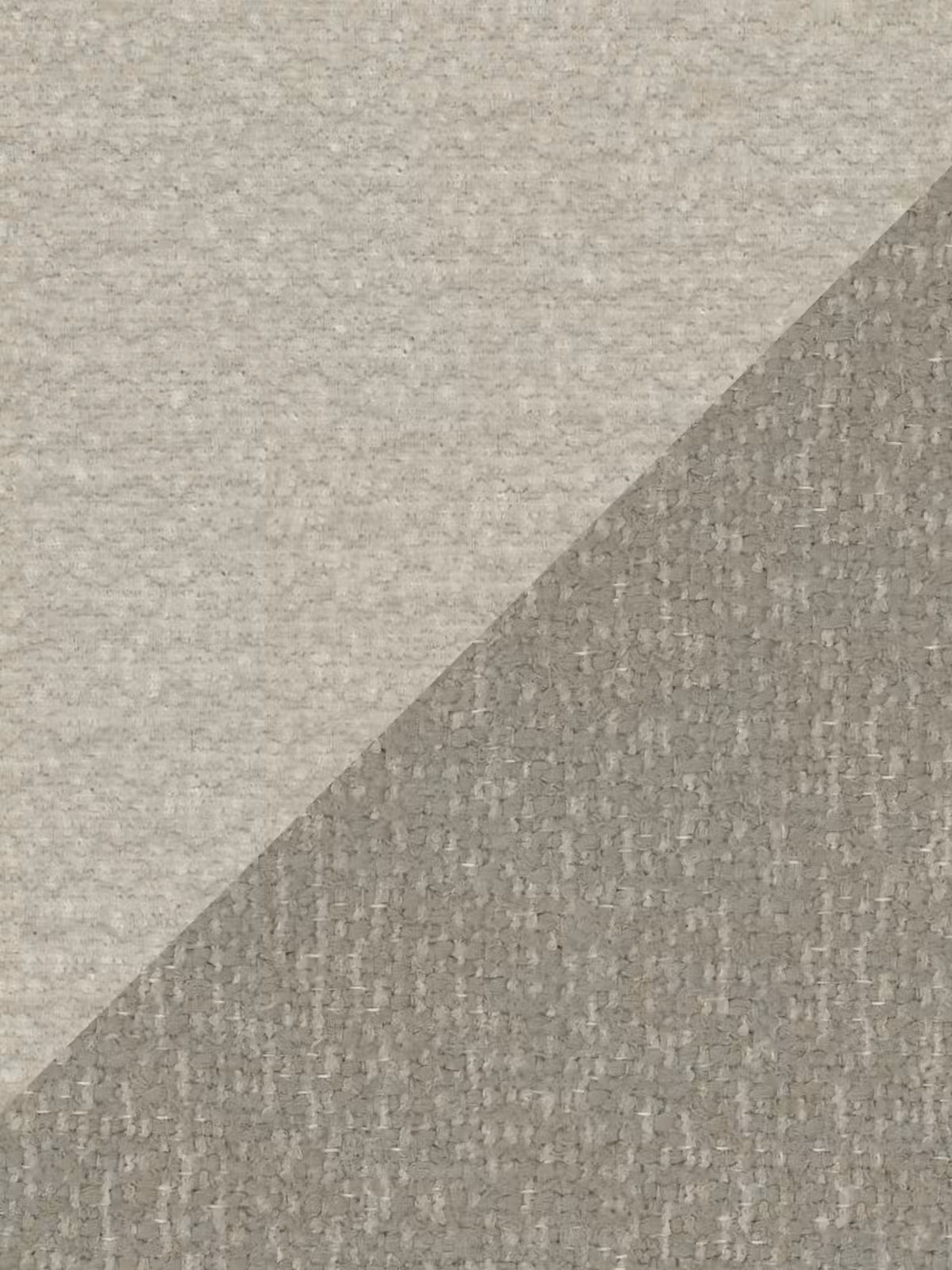 Il tessuto testurizzato, diviso in diagonale, presenta due triangoli dalla superficie leggermente ruvida e intrecciata: quello in alto a sinistra in beige chiaro e quello in basso a destra in taupe. Questo delicato contrasto visivo tra le tonalità lo rende la scelta ideale per la testiera curva avvolgente del letto imbottito bicolore con contenitore VALKIRIA di Letti.store, completando perfettamente il design moderno di un letto bicolore.