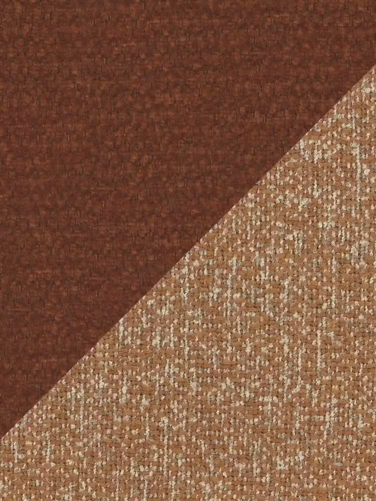 Divisione diagonale di due tessuti testurizzati: nella parte in alto a sinistra spicca un tessuto di colore marrone-rossastro intenso, mentre in basso a destra si nota un tessuto marrone chiaro intrecciato con fili color cuoio e beige che creano un delicato effetto screziato. Entrambe le sezioni presentano dettagli di trama evidenti e distintivi, che le rendono ideali per mettere in risalto il letto imbottito bicolore con vano contenitore VALKIRIA di Letti.store, oppure per aggiungere un raffinato