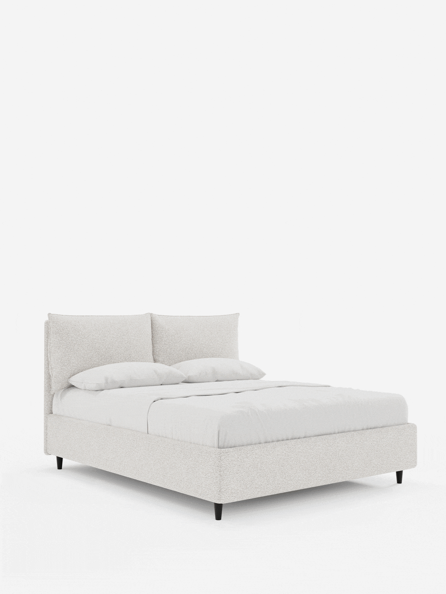 Un letto imbottito ZAYRON con contenitore e morbidi cuscini regolabili - design moderno in tessuto certificato Oeko-Tex®; letto matrimoniale in tessuto beige testurizzato con testiera alta e regolabile e piccoli piedini scuri su sfondo bianco.