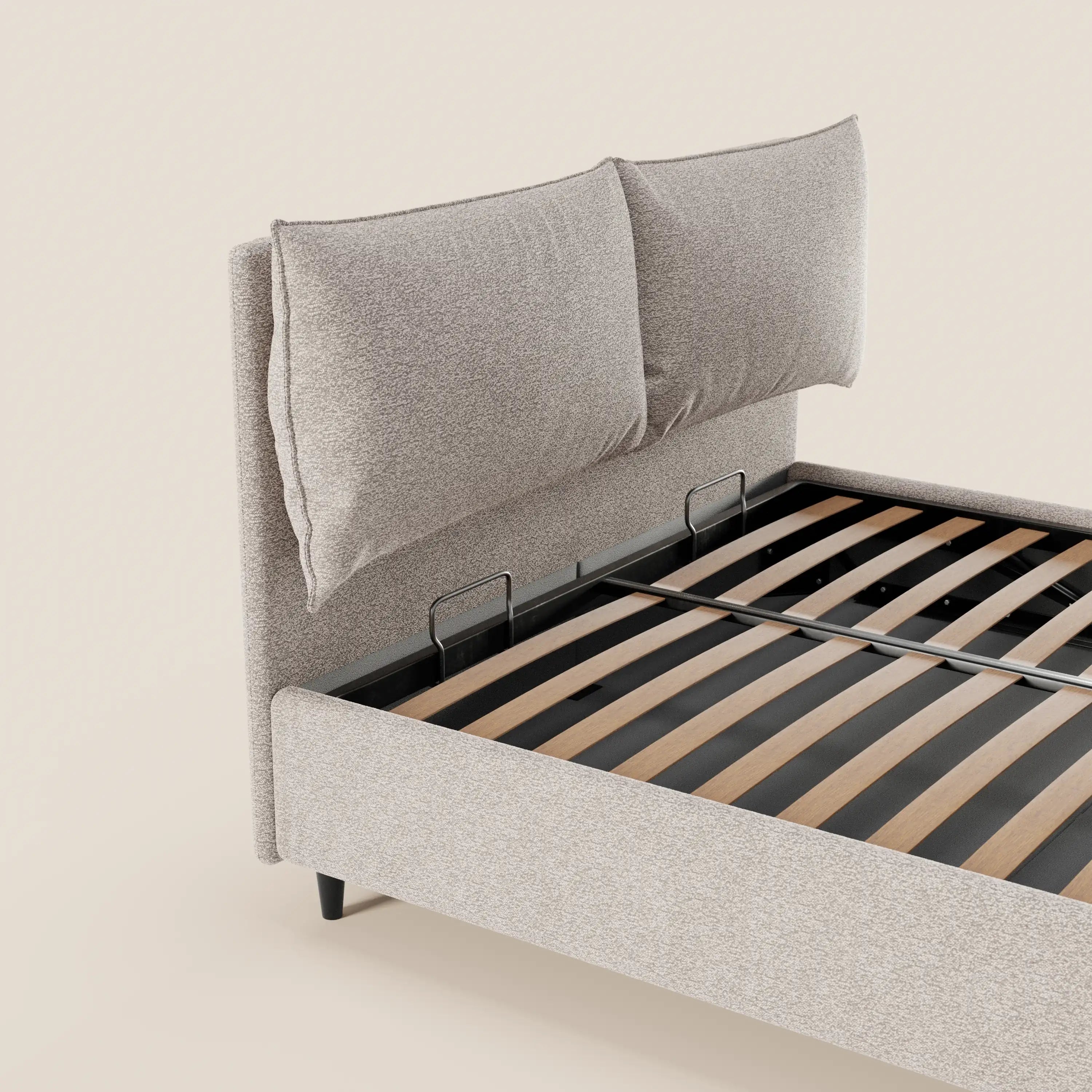 Il letto imbottito ZAYRON di Letti.store si caratterizza per un moderno design in tessuto Oeko-Tex®, morbidi cuscini regolabili sulla testiera, una base contenitore con doghe in legno, rivestimento beige chiaro e gambe corte scure che ne definiscono lo stile minimalista.