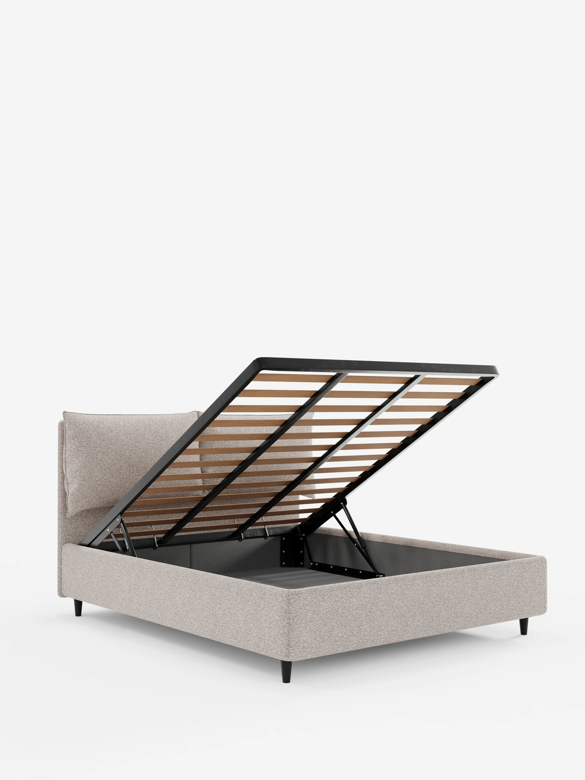 Viene presentato un moderno letto imbottito ZAYRON color beige, dotato di vano contenitore e morbidi cuscini regolabili, con la rete sollevata per rivelare uno spazio di stivaggio; il letto presenta una testiera alta e regolabile e gambe affusolate di colore scuro.