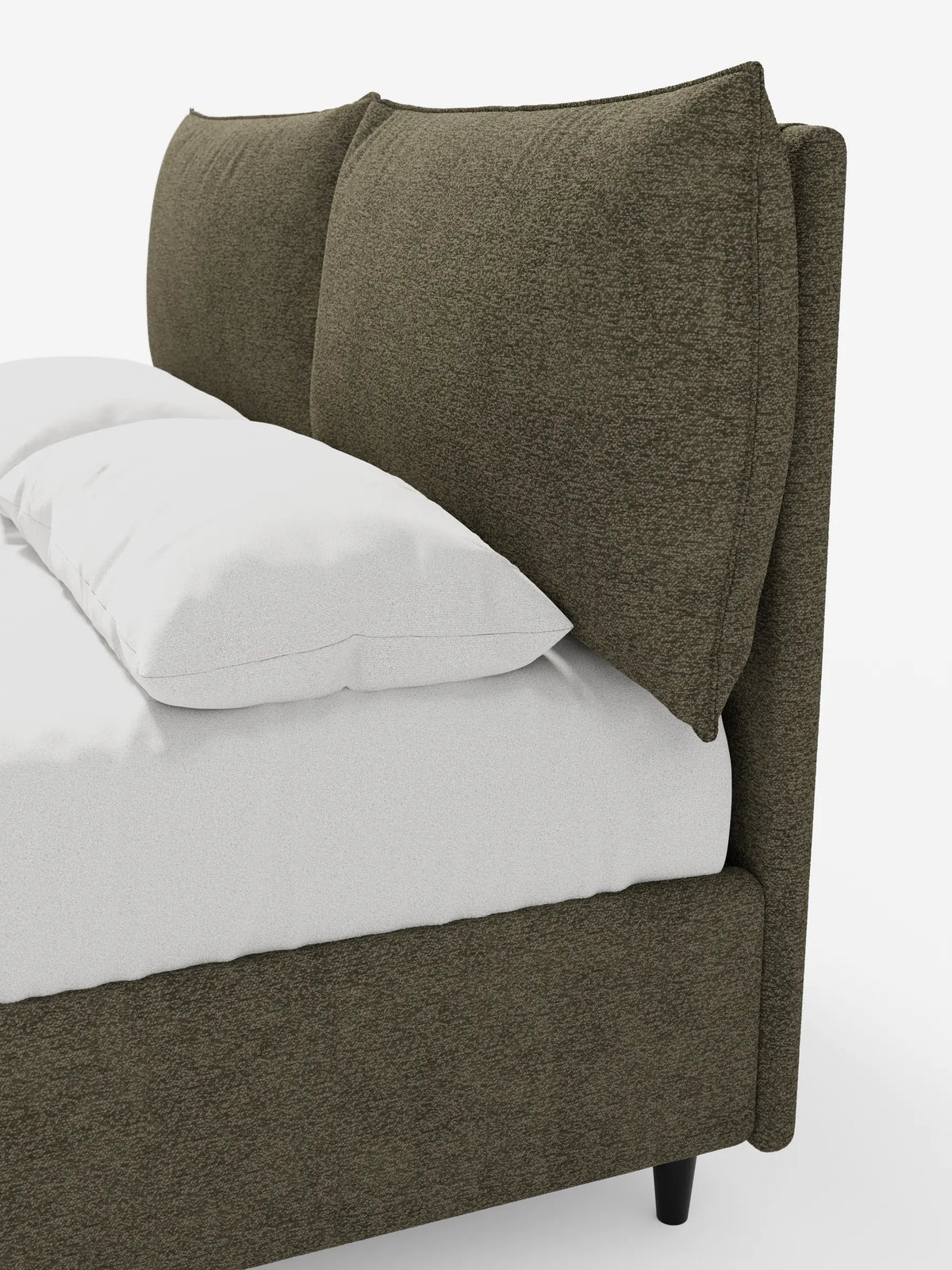 ZAYRON: letto imbottito con contenitore e morbidi cuscini regolabili, caratterizzato da una struttura in tessuto color oliva-marrone scuro, testiera alta regolabile, biancheria da letto bianca con due cuscini piatti e gambe corte e cilindriche di colore scuro.