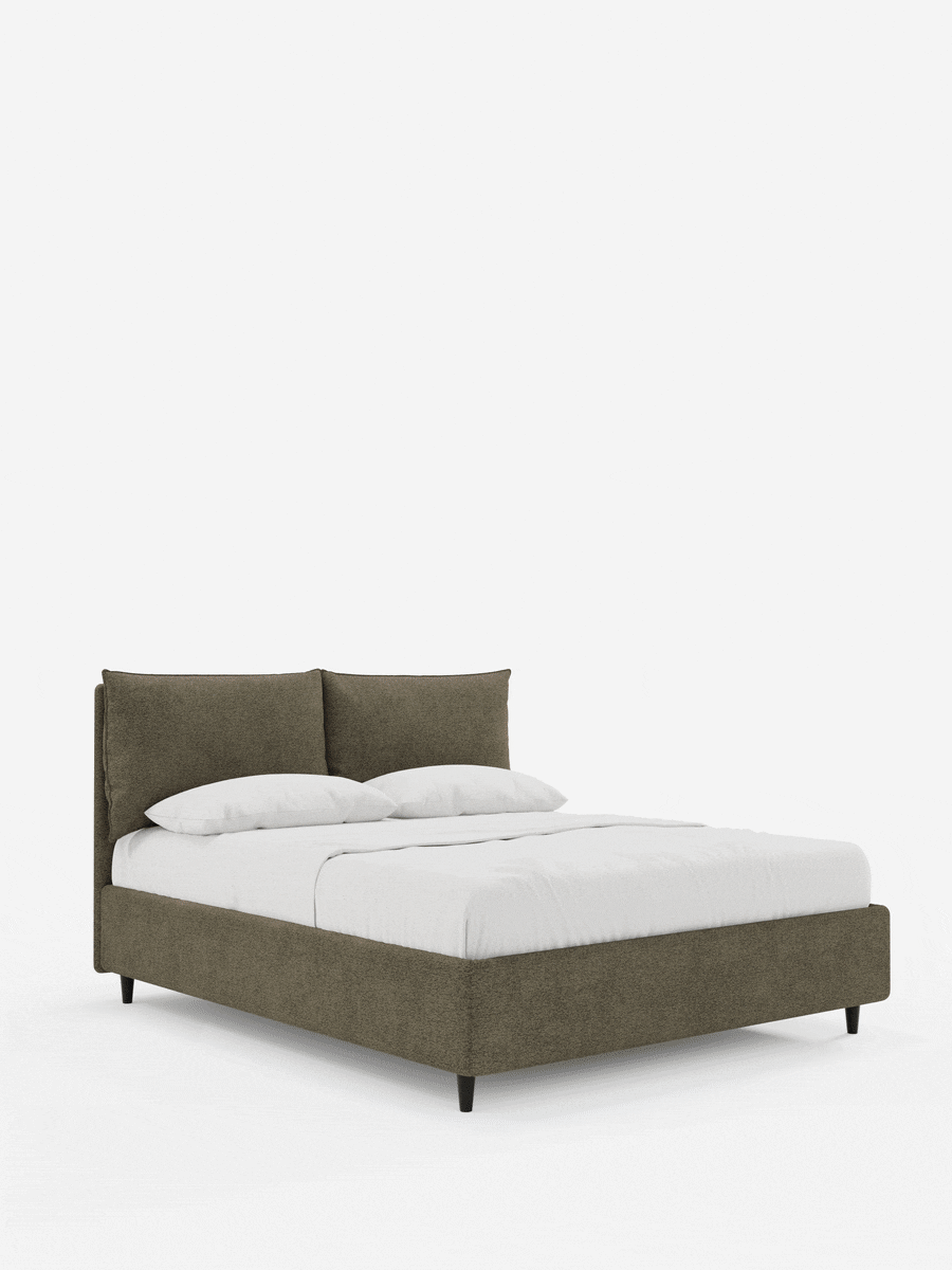 Un moderno letto imbottito ZAYRON color taupe scuro con contenitore e morbidi cuscini regolabili, raffigurato su uno sfondo bianco, caratterizzato da una testiera con due grandi cuscini, biancheria da letto bianca e gambe corte, scure e affusolate.