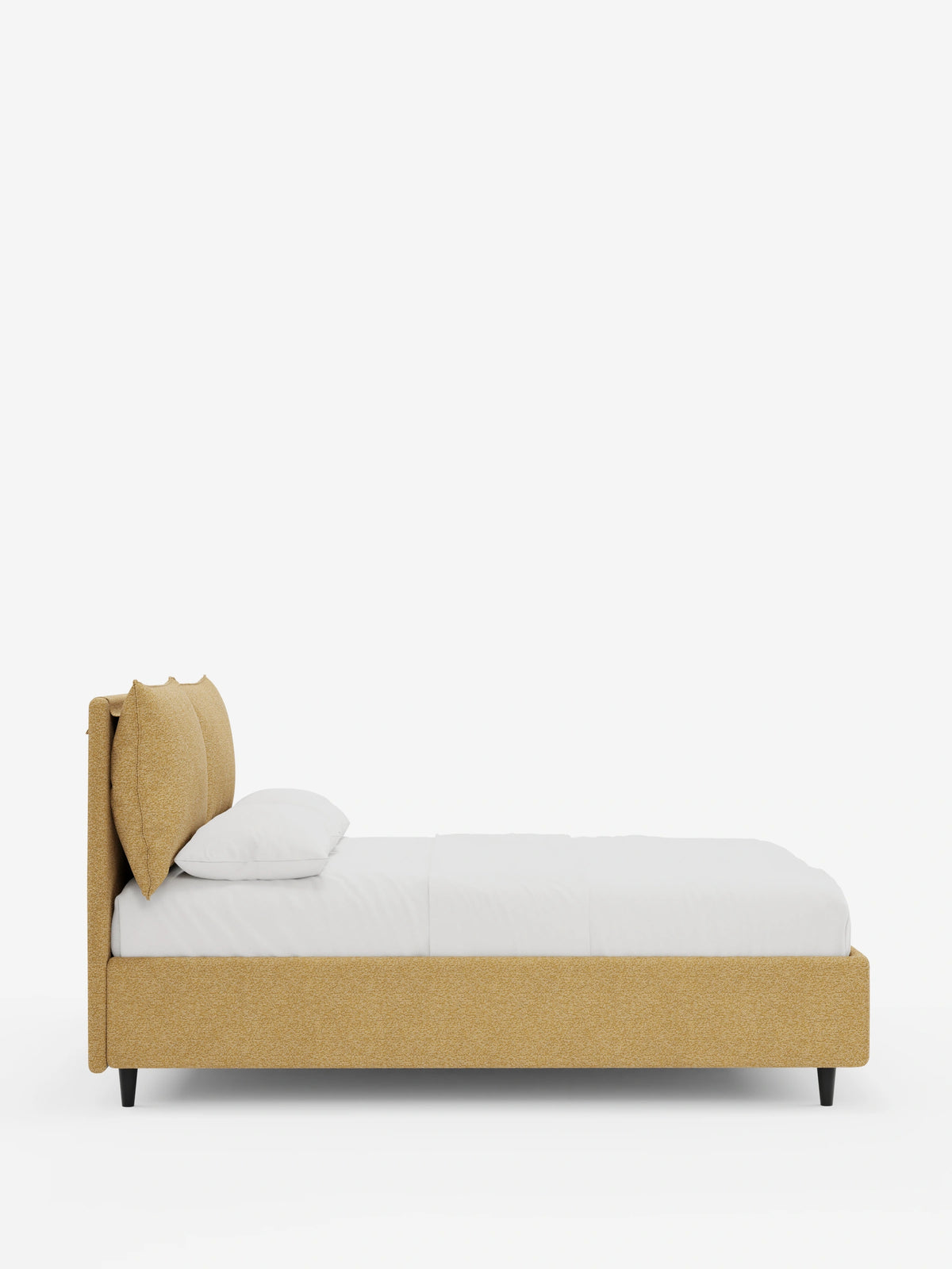 Vista laterale di un letto imbottito ZAYRON con contenitore e morbidi cuscini regolabili in giallo senape, caratterizzato da cuscini regolabili, lenzuola bianche immacolate e gambe corte nere su uno sfondo bianco a tinta unita.
