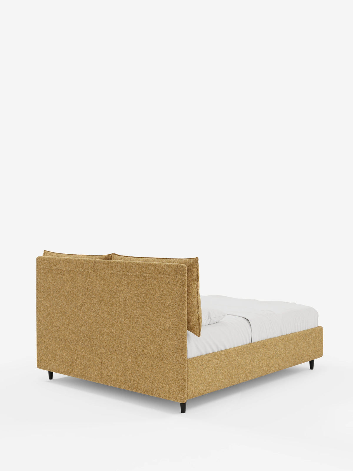 Vista posteriore di un letto ZAYRON giallo senape, imbottito, con contenitore e morbidi cuscini regolabili – design moderno in tessuto certificato Oeko-Tex® con testiera alta e regolabile, gambe corte e affusolate di colore scuro e biancheria da letto bianca.