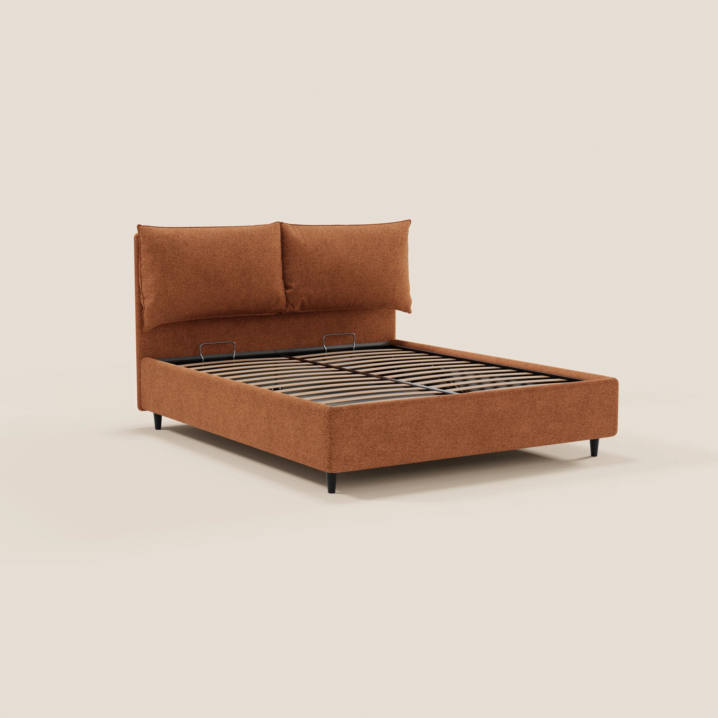Il letto imbottito ZAYRON di Letti.store presenta una testiera in tessuto color ruggine certificato Oeko-Tex® con due grandi cuscini regolabili, una struttura dalle linee pulite, gambe nere e doghe in legno a vista, il tutto su uno sfondo beige chiaro.