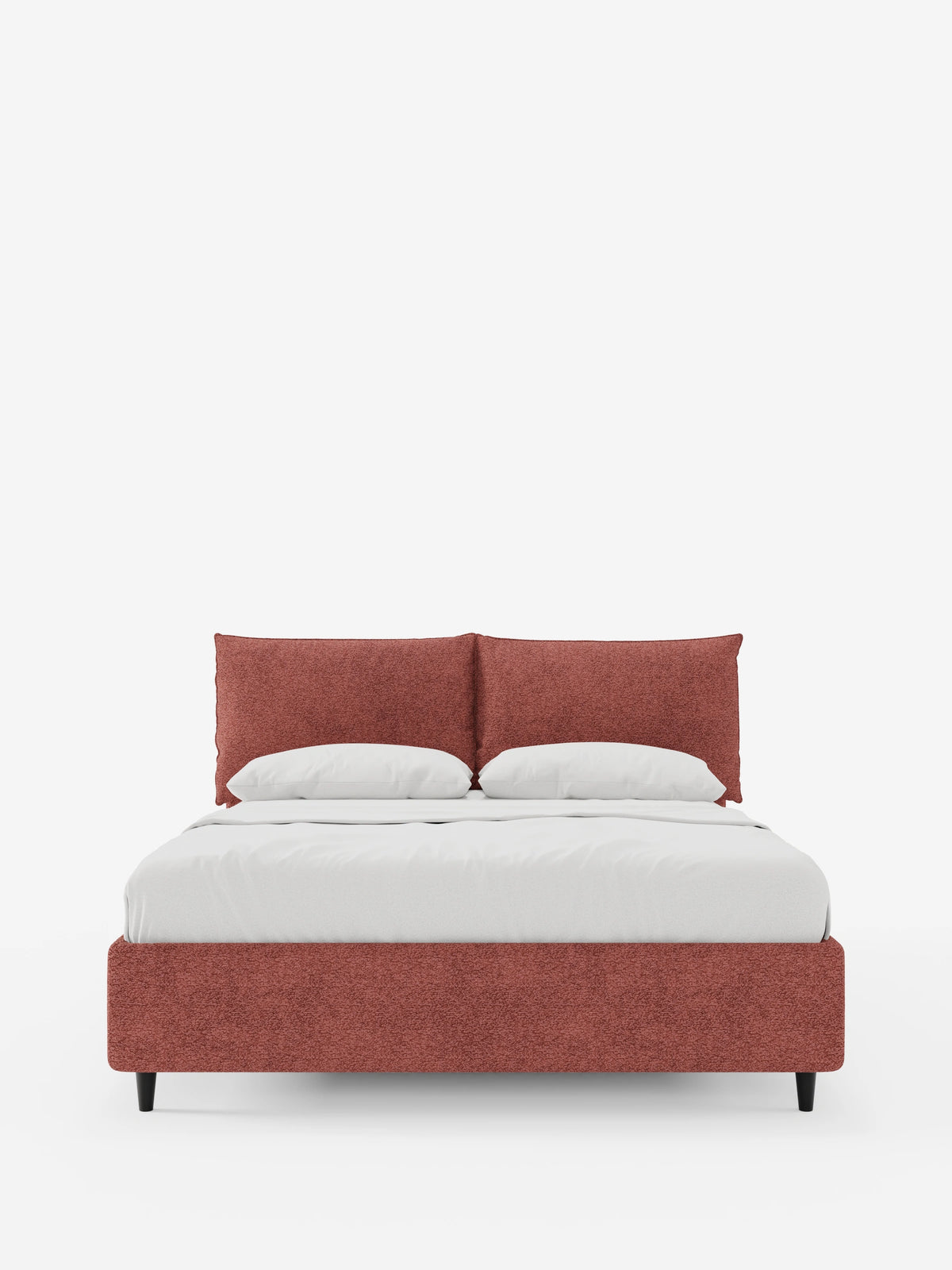 ZAYRON, letto imbottito con contenitore e morbidi cuscini regolabili: un letto moderno con struttura dalla texture particolare color ruggine, cuscini soffici, biancheria da letto bianca e piccoli piedini neri su sfondo bianco.