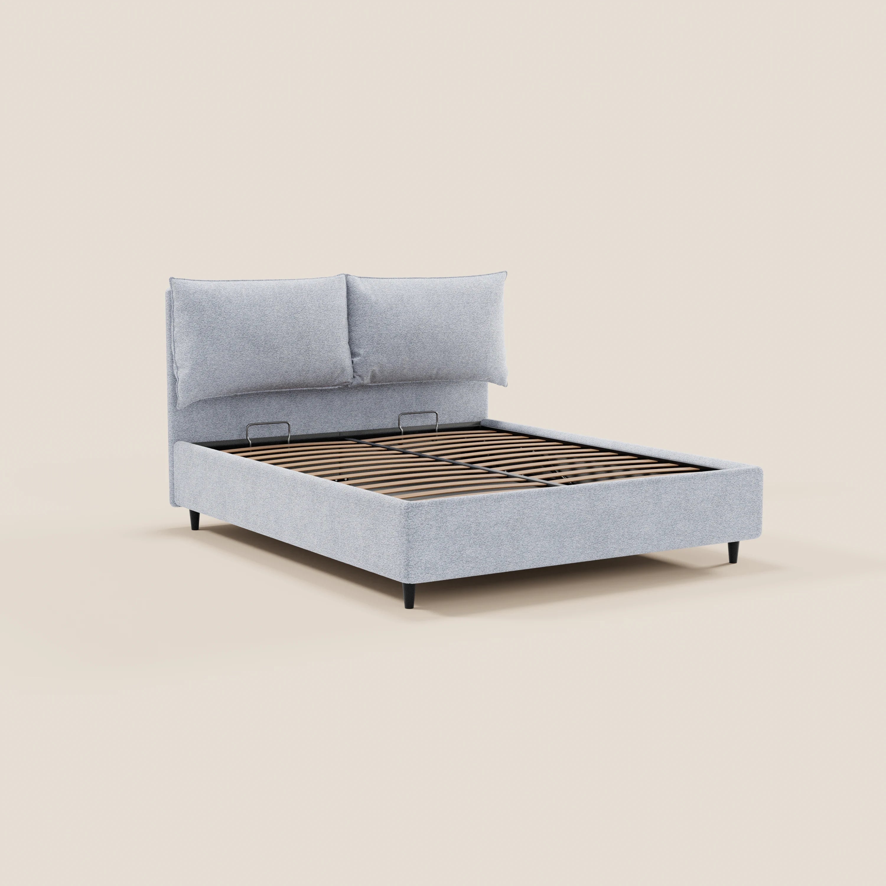 Il letto imbottito ZAYRON di Letti.store presenta un moderno design in tessuto Oeko-Tex®, gambe nere, doghe in legno, vano contenitore e morbidi cuscini regolabili sulla testiera imbottita. Nella foto è raffigurato in grigio chiaro su uno sfondo beige a tinta unita.