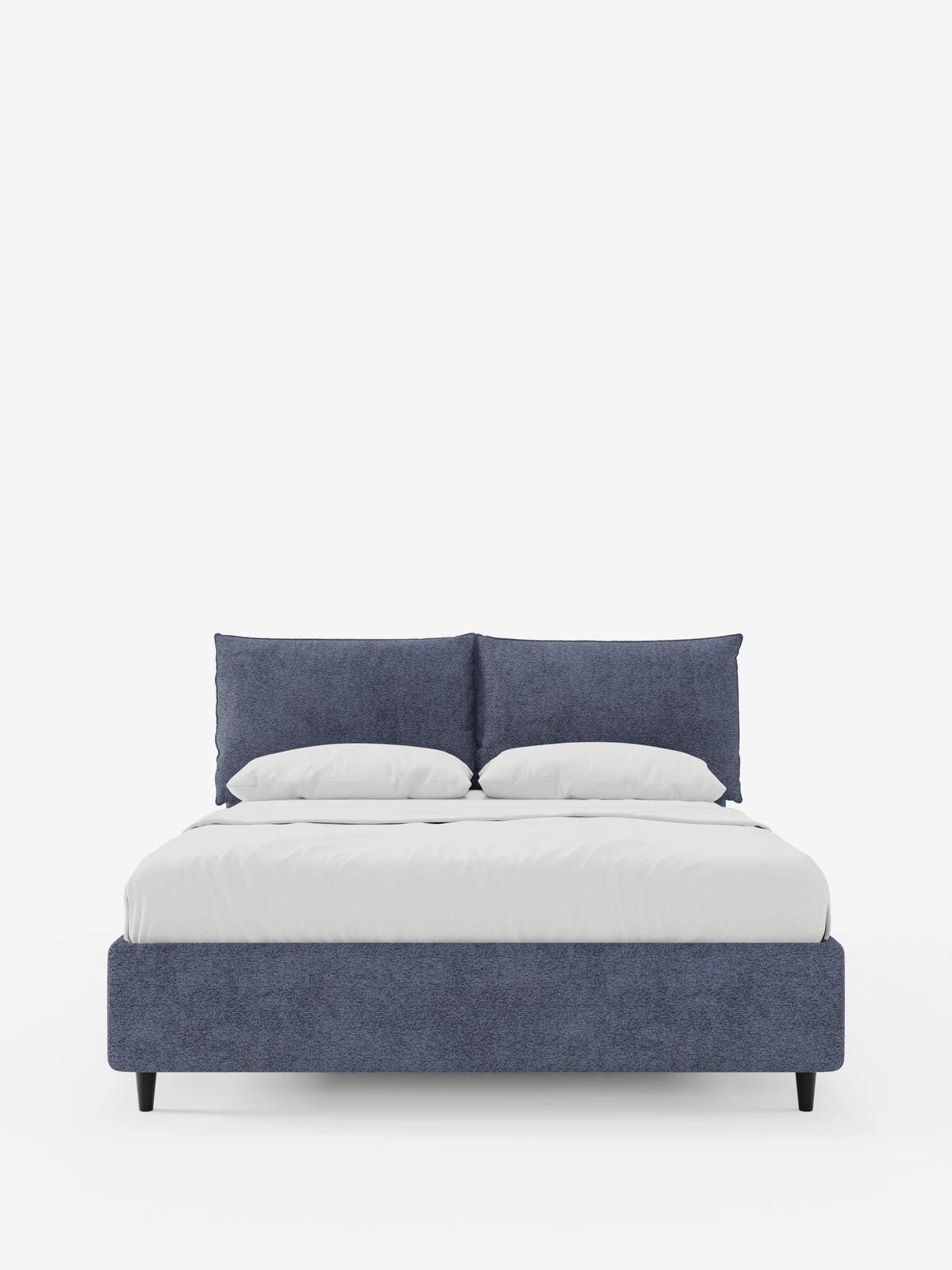ZAYRON, letto imbottito con contenitore e morbidi cuscini regolabili: un letto moderno in tessuto blu scuro con testiera a due cuscini, materasso rivestito di lenzuola bianche e quattro sottili gambe nere su sfondo bianco.
