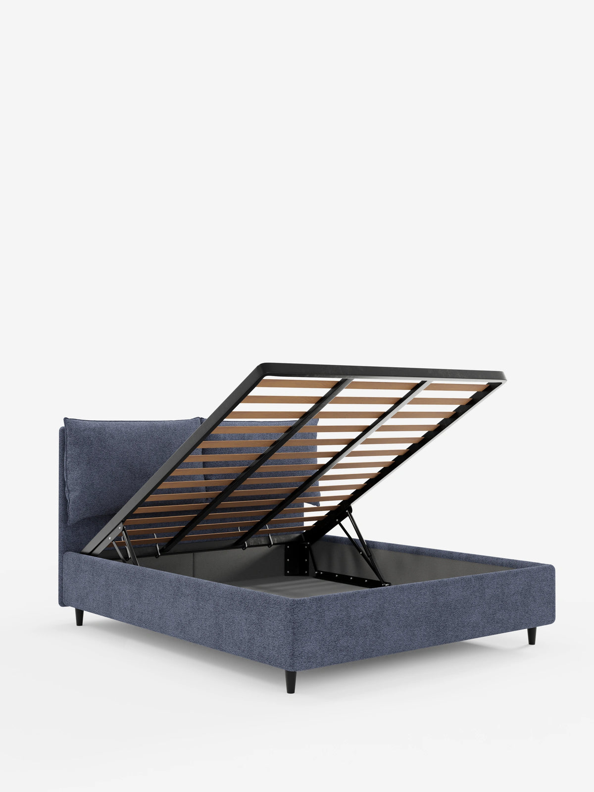 Un letto imbottito ZAYRON blu scuro con contenitore e morbidi cuscini regolabili, con la rete a doghe sollevata per rivelare un vano contenitore vuoto, sostenuto da pistoni idraulici neri su uno sfondo bianco.