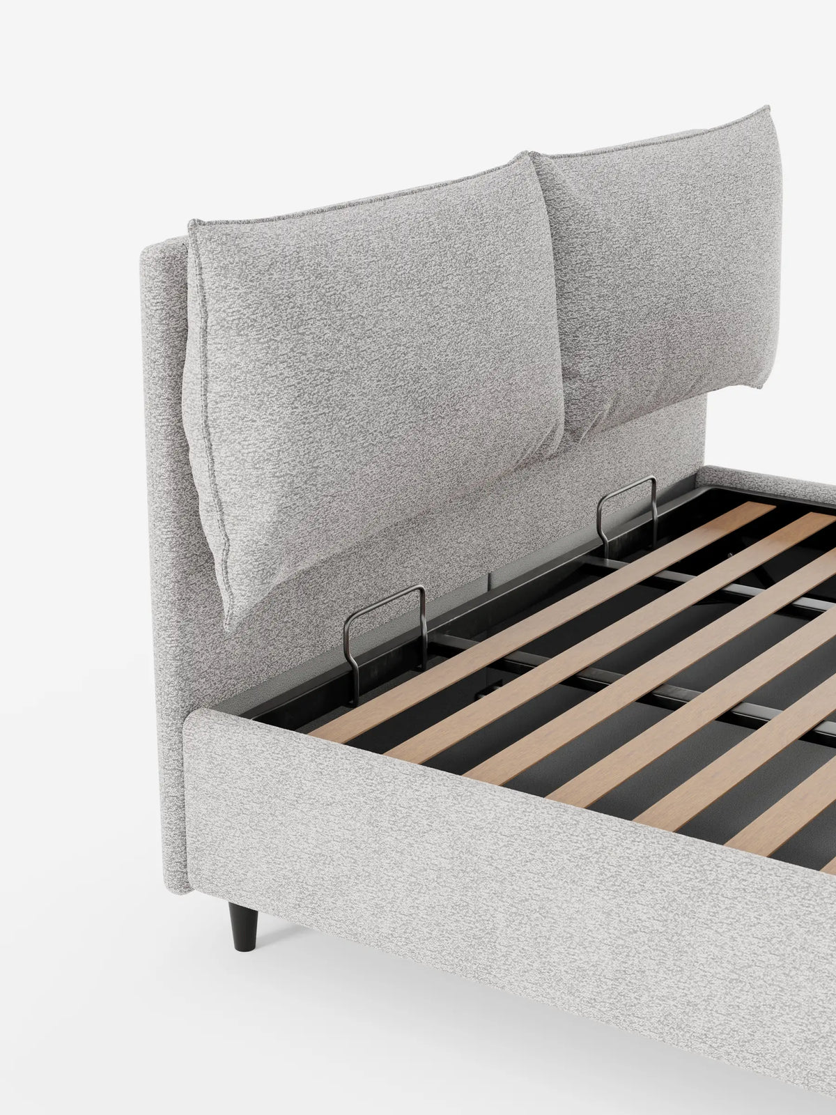 ZAYRON: letto imbottito con contenitore e morbidi cuscini regolabili, con struttura in tessuto moderno grigio chiaro testurizzato, testiera alta regolabile, doghe in legno e staffe metalliche su sfondo bianco.