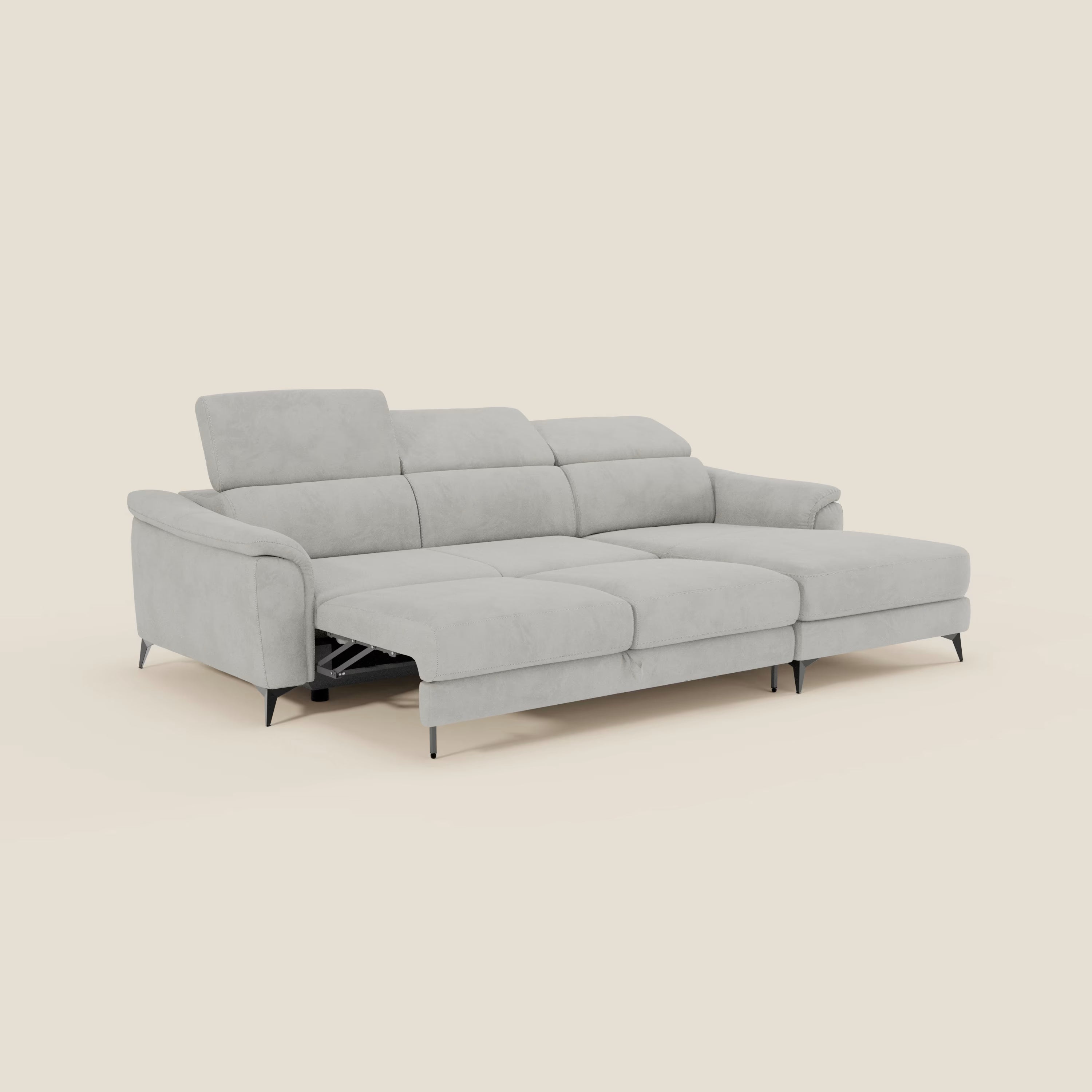 Il divano Arcos con penisola di Divani.Store offre stile e funzionalità grazie alle gambe alte, ai poggiatesta regolabili, al vano portaoggetti e al rivestimento impermeabile in microfibra grigio chiaro.