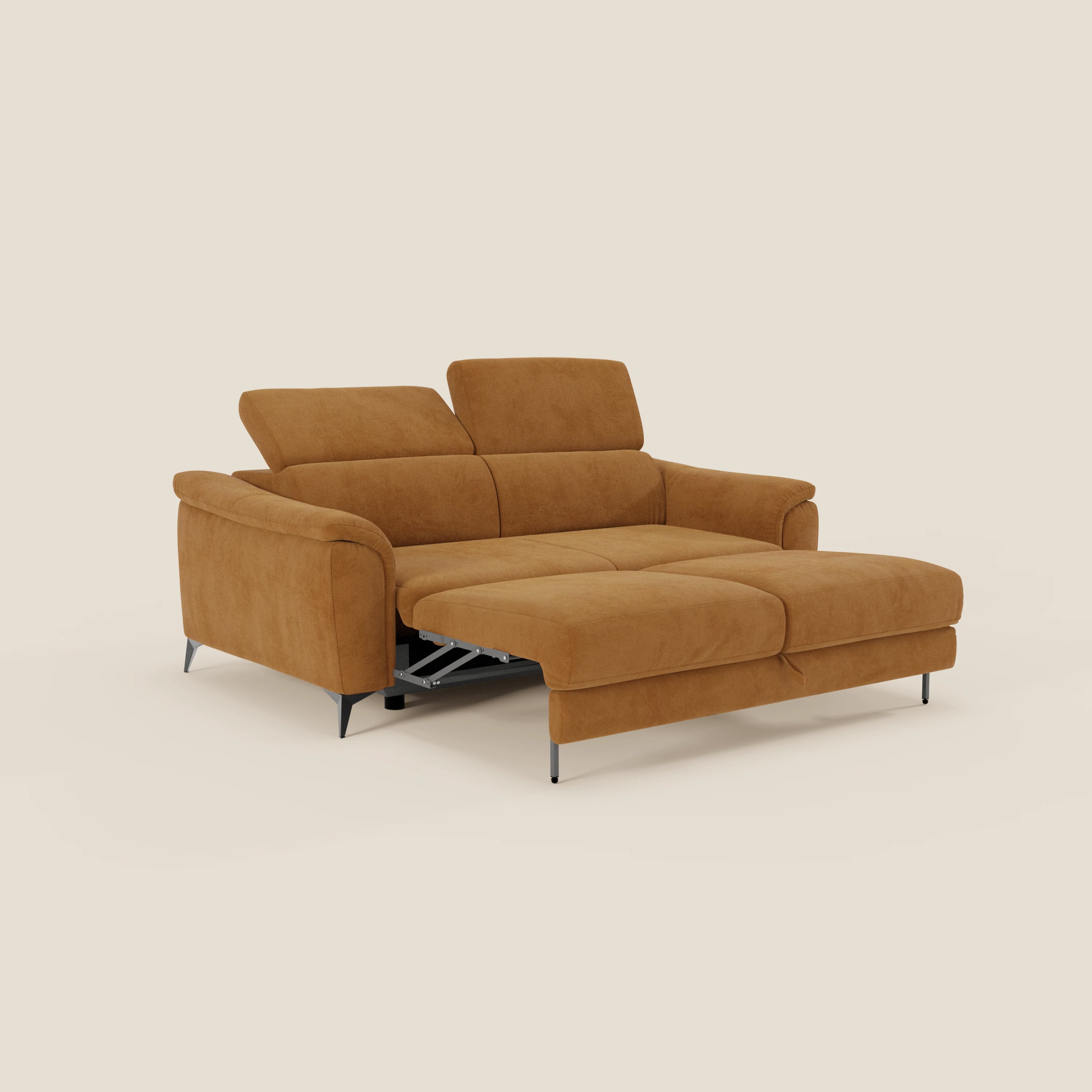 Arcos Divano 3 posti di Divani.Store è caratterizzato da microfibra impermeabile T11 cuoio, gambe alte in metallo, due poggiatesta reclinabili, cuscini morbidi e ampi braccioli.