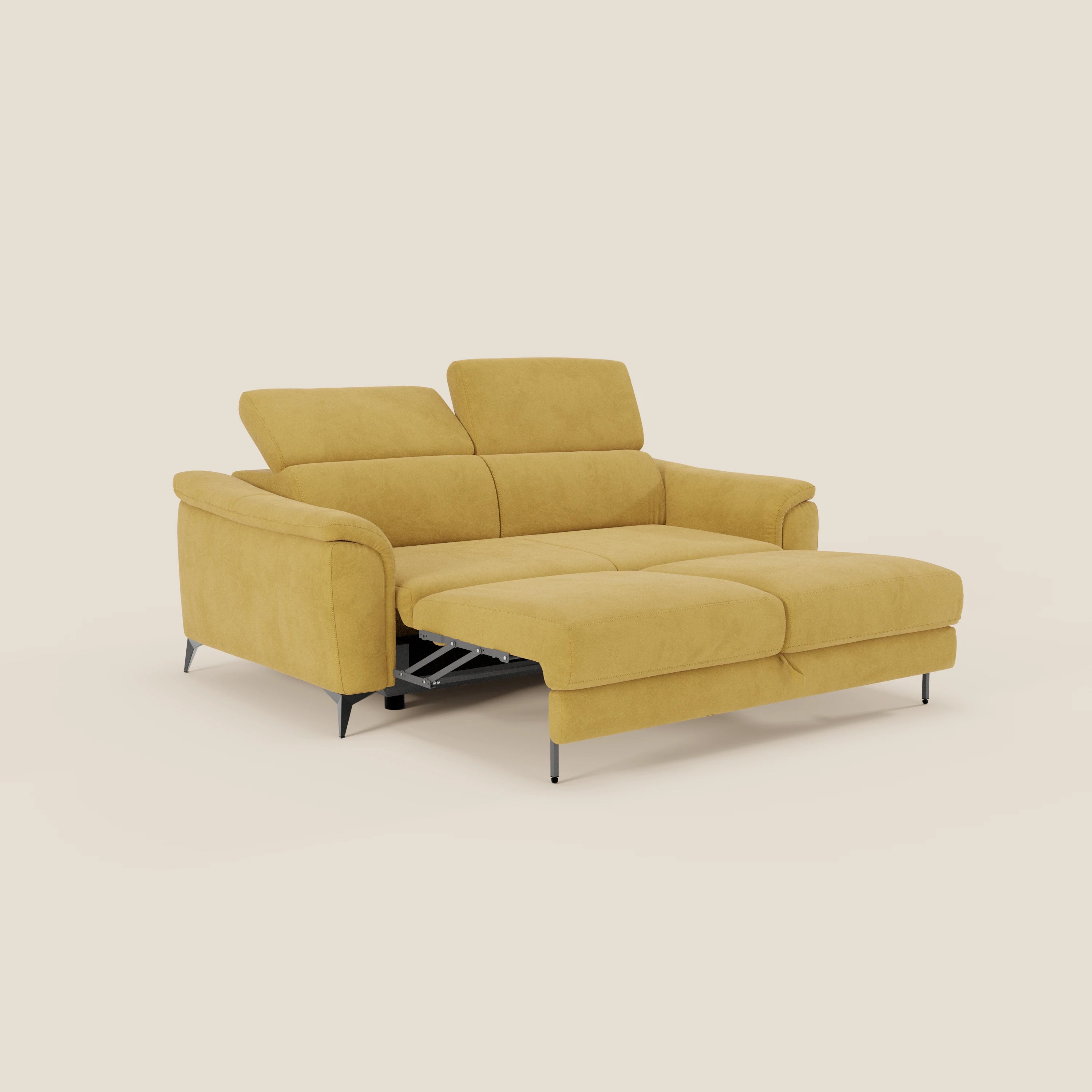 Arcos Divano 3 posti di Divani.Store, in microfibra impermeabile giallo T11 con gambe alte e poggiatesta regolabili, è parzialmente dispiegato in una dormeuse su uno sfondo beige chiaro.