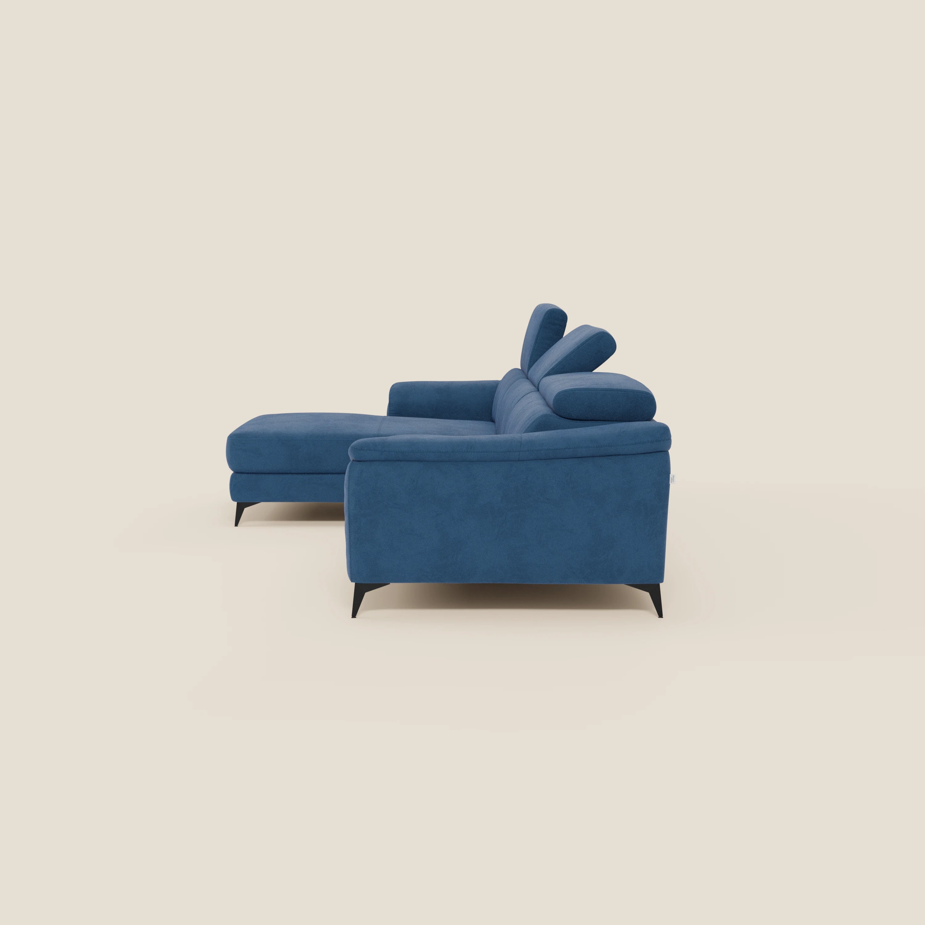 L'Arcos Divano con penisola di Divani.Store, in microfibra blu impermeabile T11, è caratterizzato da gambe alte, chaise lounge e poggiatesta regolabili, perfetto per gli spazi moderni grazie alle sue linee pulite e al design elegante.