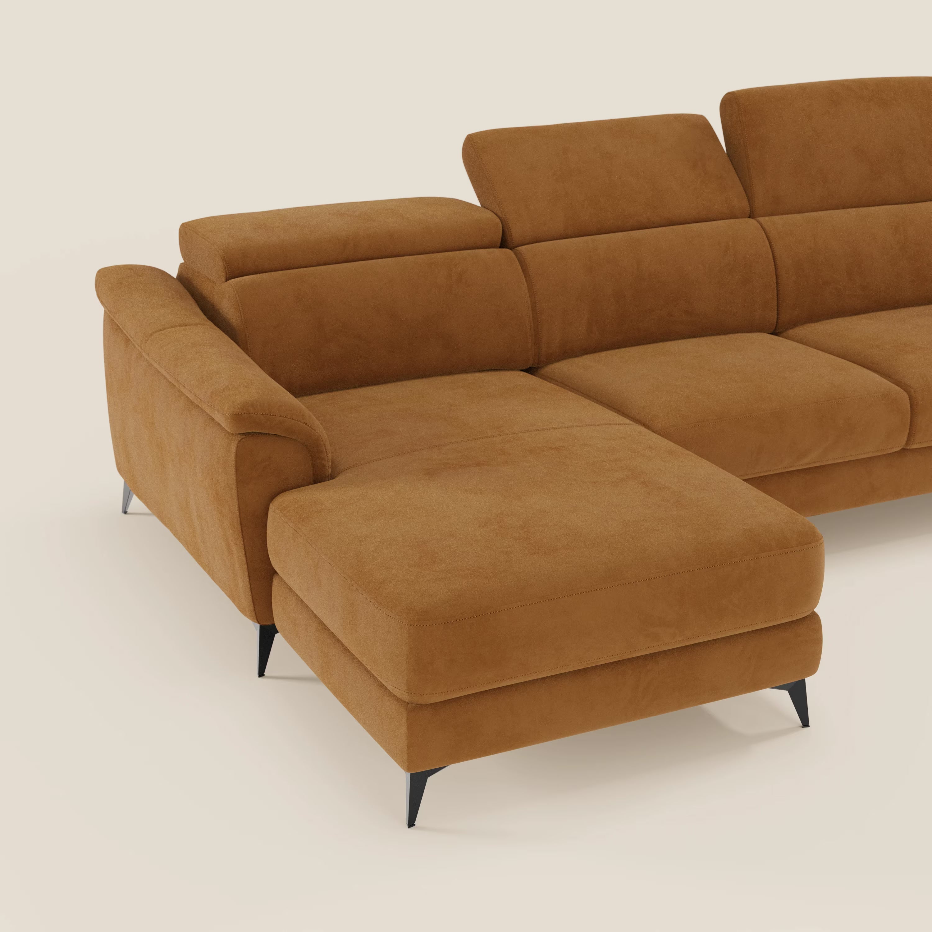 Arcos Divano con penisola di Divani.Store in microfibra T11 cuoio è caratterizzato da poggiatesta regolabili, chaise longue orientata a sinistra, seduta estraibile, braccioli a basso profilo e alte gambe nere, il tutto su uno sfondo bianco sporco.