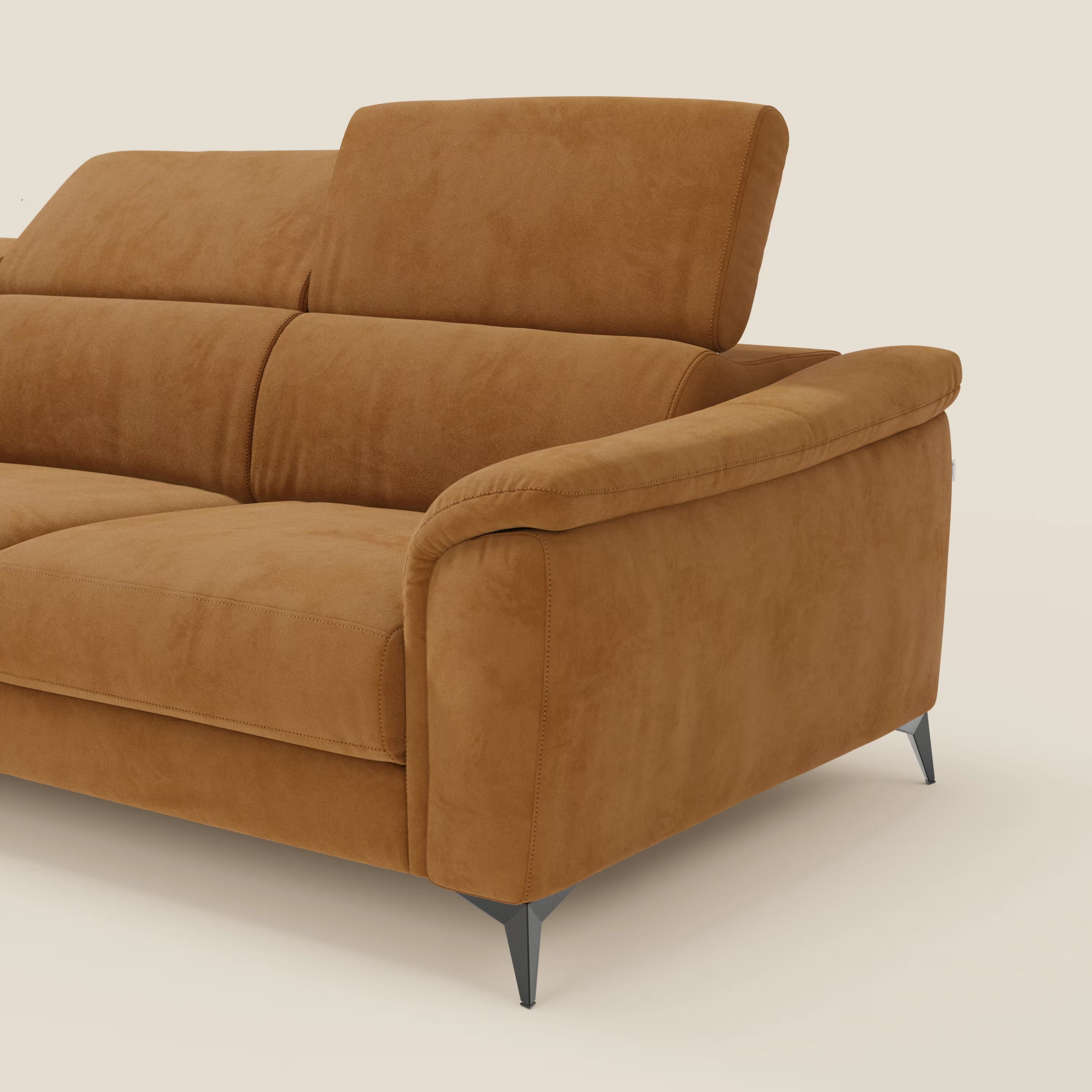 Arcos Divano con penisola di Divani.Store è caratterizzato da gambe alte, poggiatesta regolabili e microfibra T11 cuoio resistente all'acqua, che combinano comfort e stile moderno per rilassarsi in qualsiasi spazio abitativo.