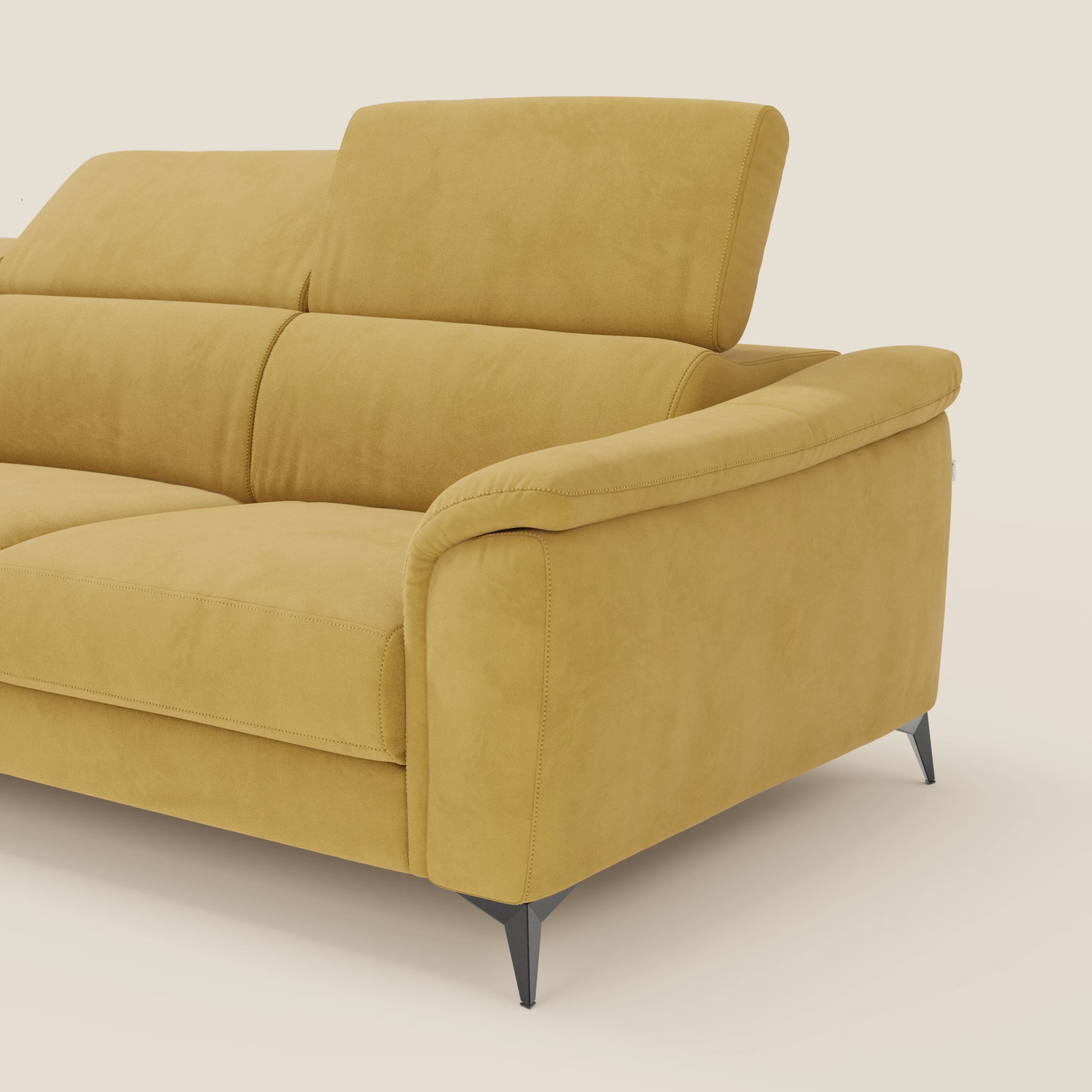 Il divano Arcos con penisola di Divani.Store, in microfibra impermeabile T11 senape, è caratterizzato da cuscini in tessuto, poggiatesta reclinabile, ampi braccioli imbottiti e alte gambe nere: solo una parte di questo divano moderno è visibile.