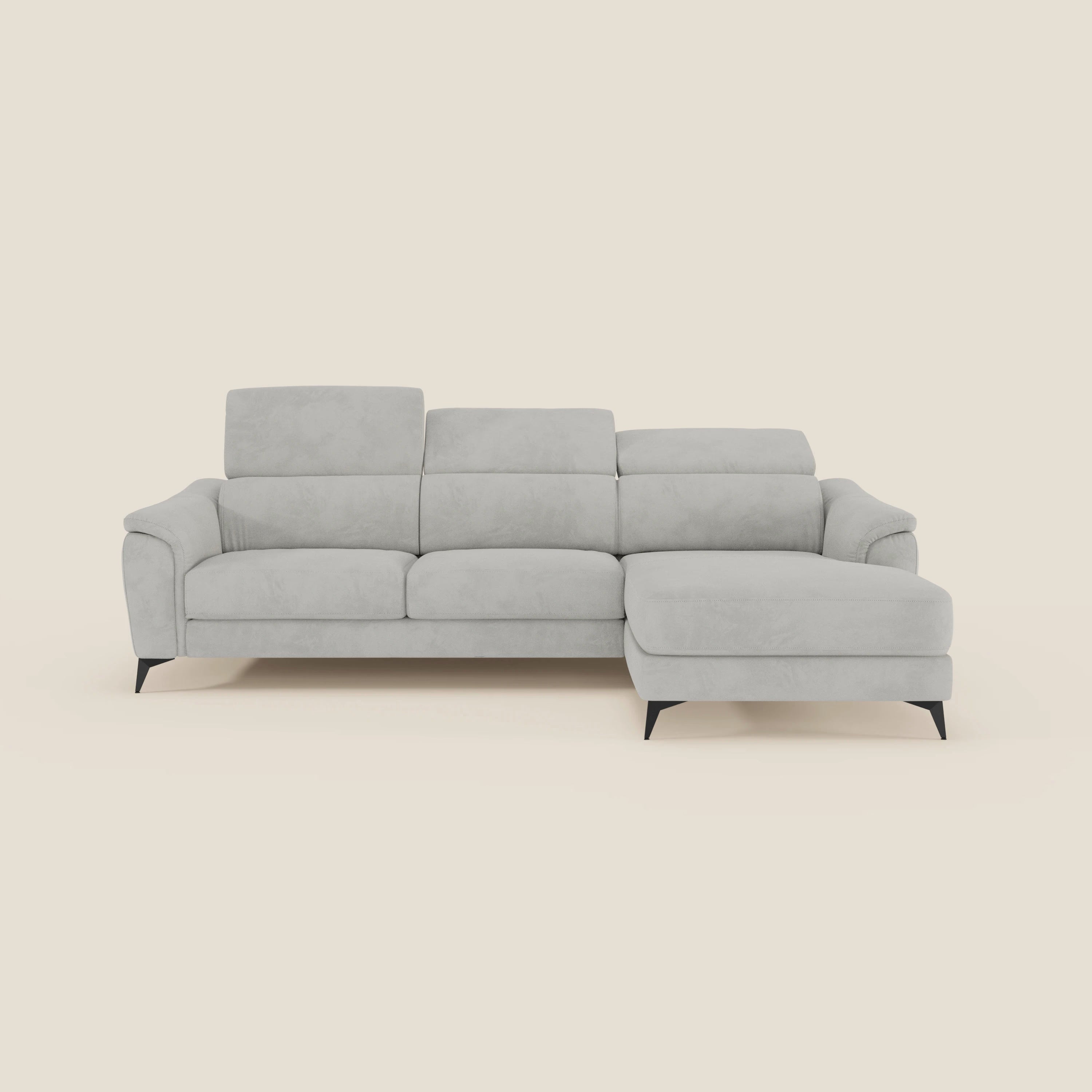 L'Arcos Divano con penisola di Divani.Store, in microfibra impermeabile grigio chiaro T11, è caratterizzato da cuscini in feltro, poggiatesta reclinabili, gambe alte nere, seduta estraibile e chaise lounge destra su sfondo bianco sporco.