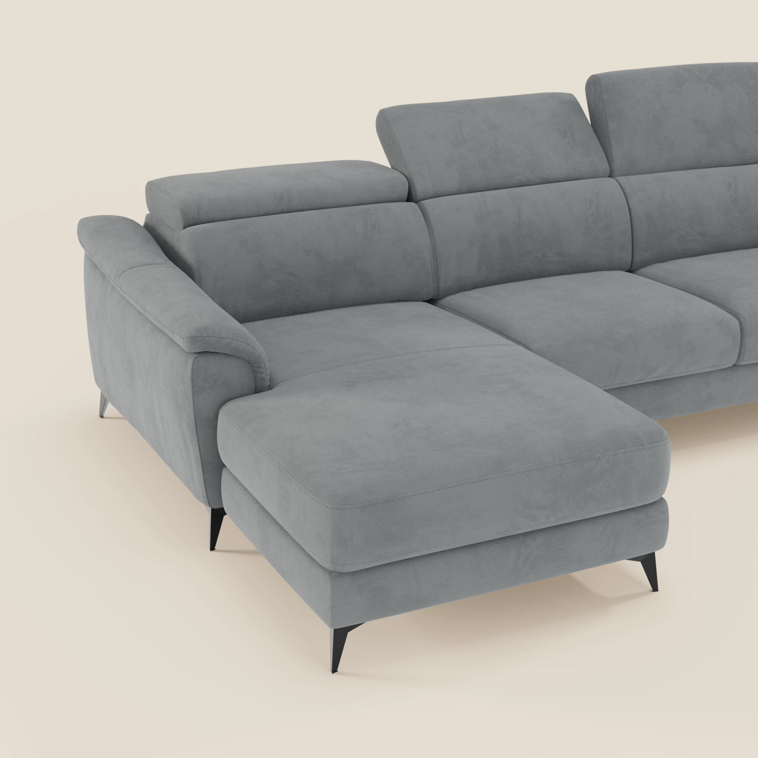 Arcos Divano con penisola di Divani.Store in microfibra impermeabile T11 grigio è dotato di piedini alti, poggiatesta reclinabili e morbidi cuscini. Il suo elegante design italiano spicca su un semplice sfondo bianco sporco.