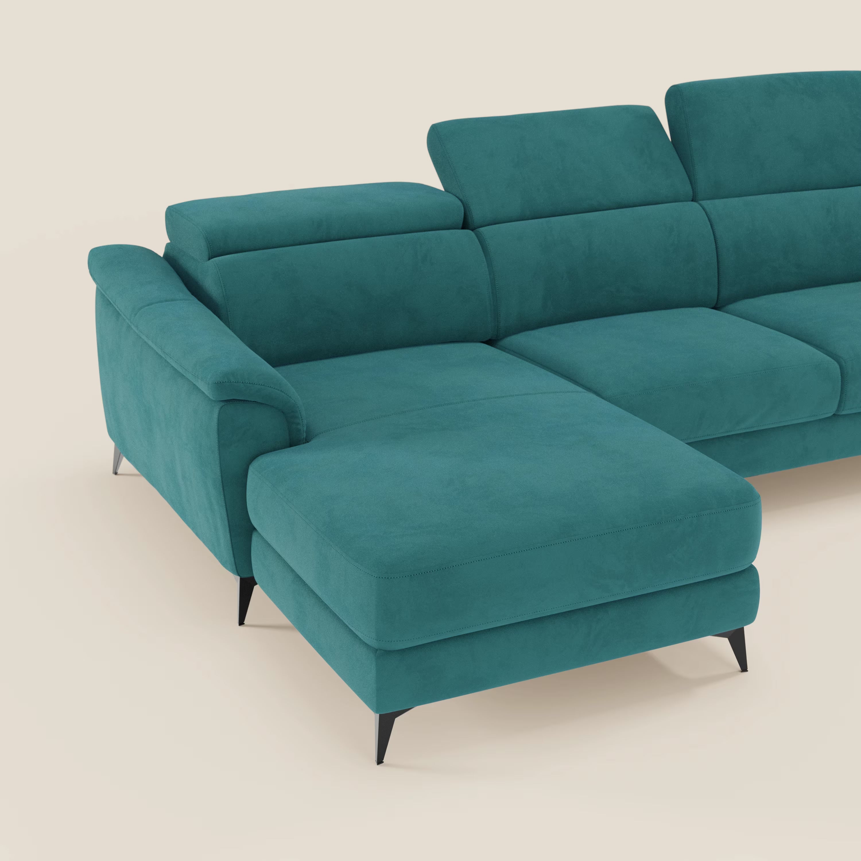 Arcos Divano con penisola di Divani.Store è caratterizzato da microfibra impermeabile T11 petrolio, poggiatesta reclinabili, piedini alti neri e ampia seduta. Elegante manifattura italiana risalta su sfondo beige chiaro.