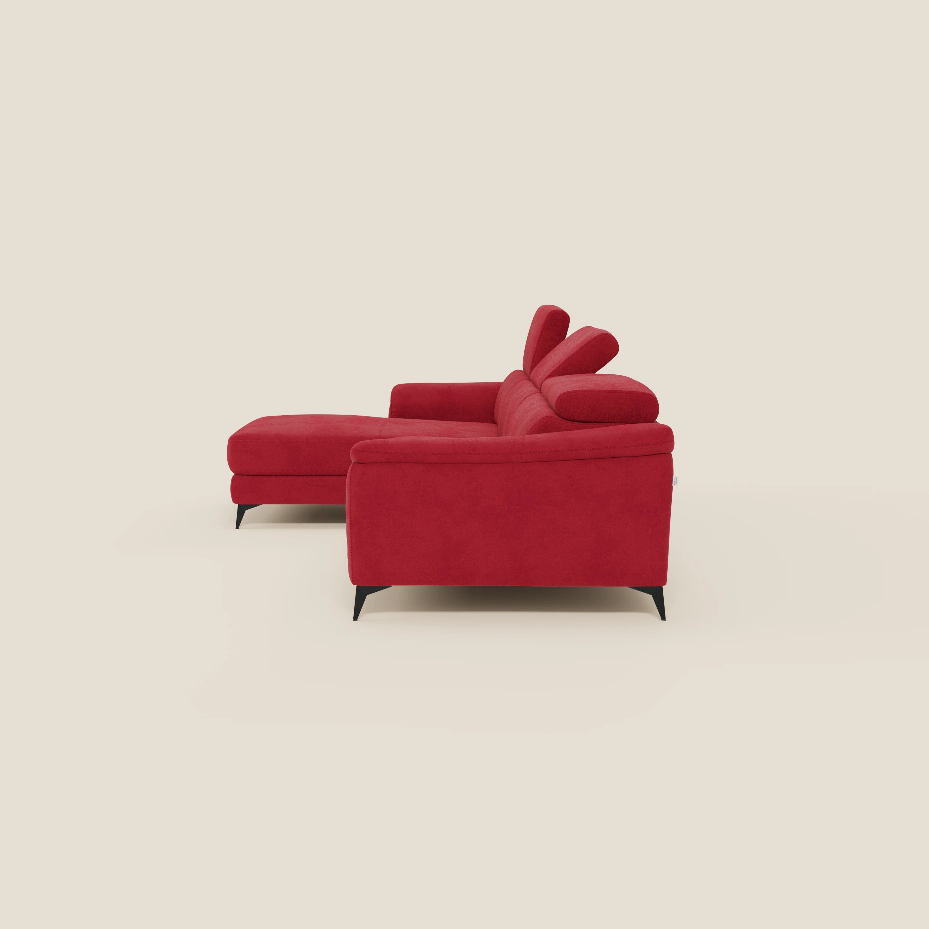 Arcos Divano con penisola di Divani.Store è caratterizzato da gambe alte, poggiatesta regolabili e rivestimento impermeabile in microfibra rossa T11, con la chaise longue a sinistra e cuscini di schienale in tessuto, su uno sfondo beige.