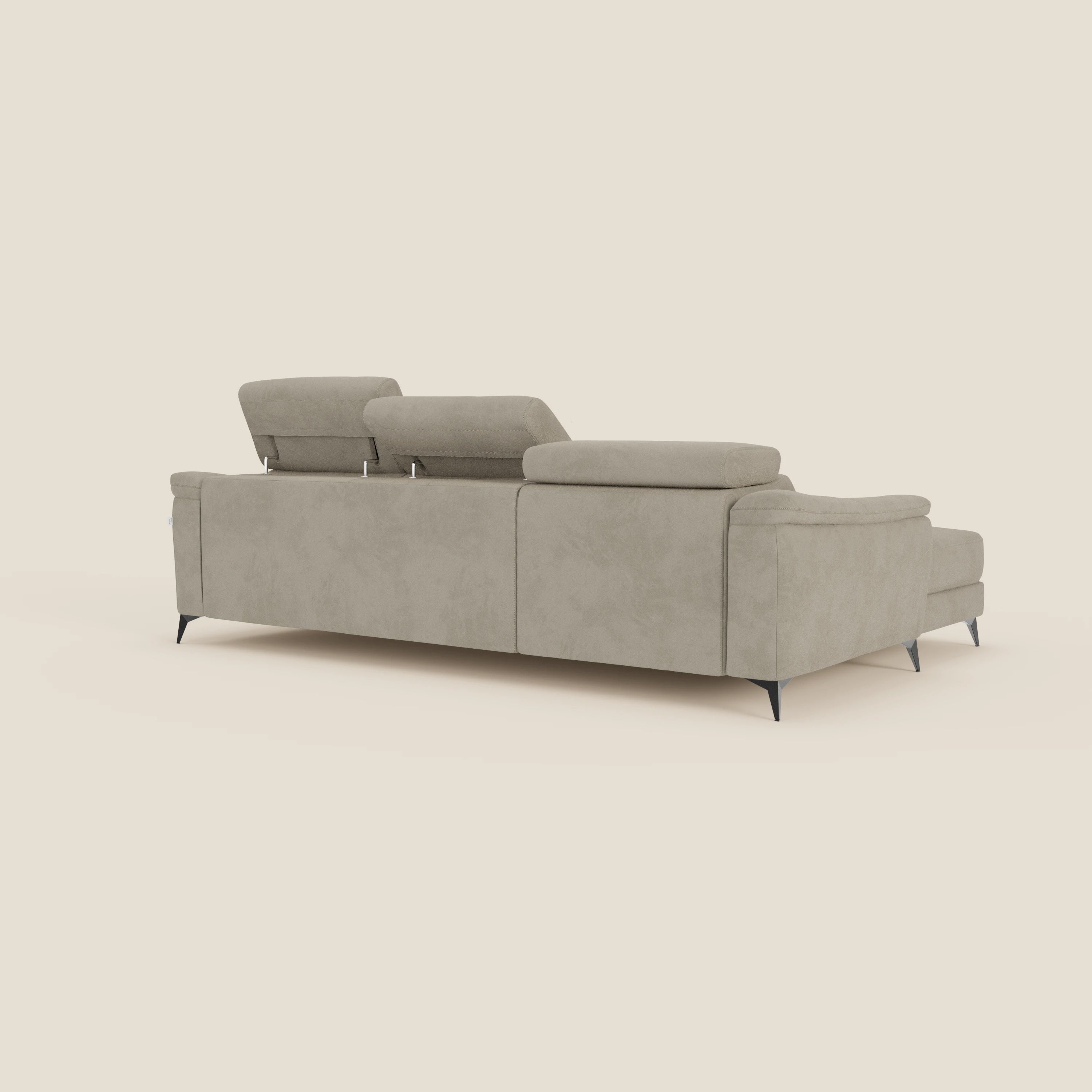 L'Arcos Divano con penisola di Divani.Store è mostrato dal retro, con alte gambe in metallo e poggiatesta reclinabili in microfibra impermeabile T11 tortora, che offre un look elegante e contemporaneo con una lavorazione artigianale italiana.