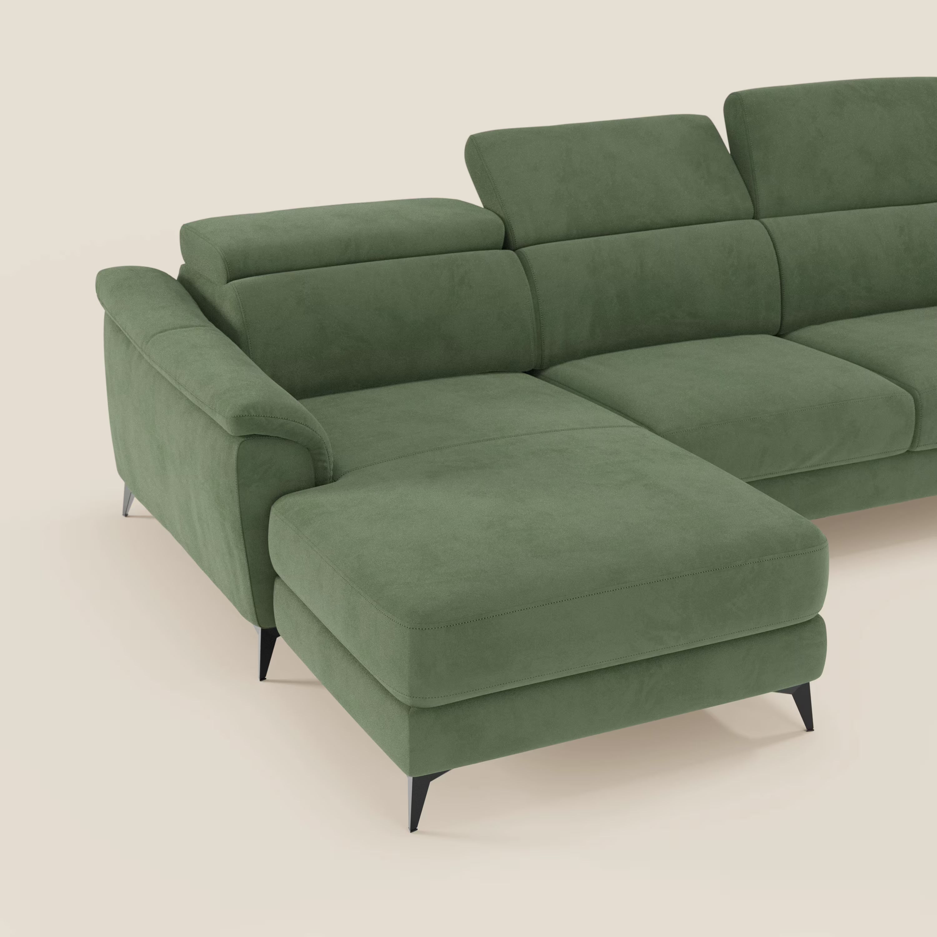 L'Arcos Divano con penisola di Divani.Store, in microfibra verde impermeabile T11, è caratterizzato da gambe alte e poggiatesta regolabili: un elegante tocco di manifattura italiana su uno sfondo semplice.